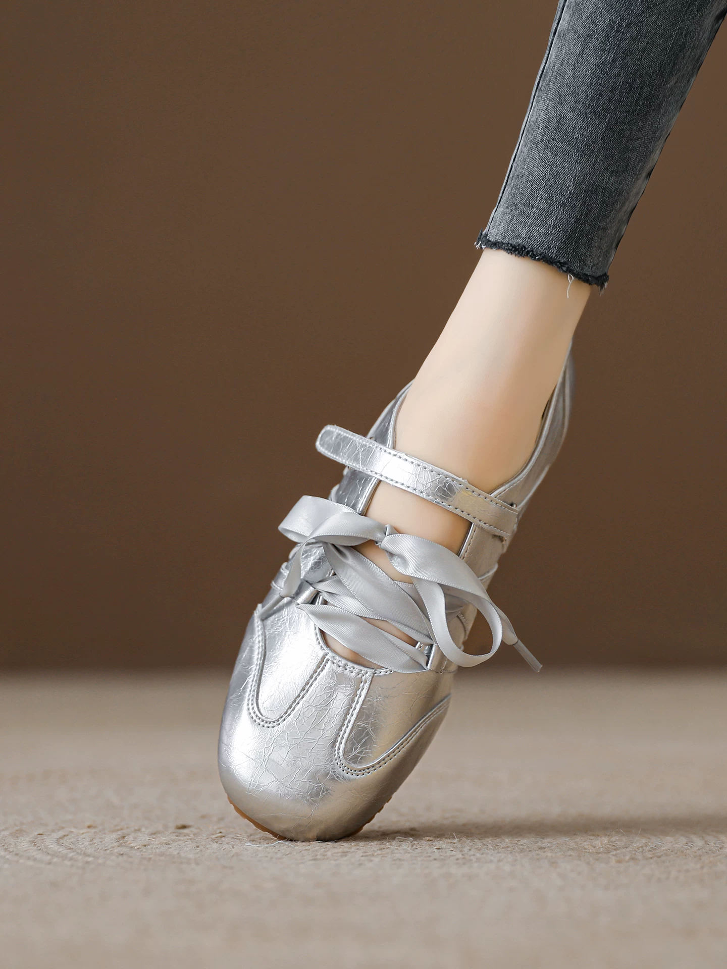 Giày tập múa ba lê Silver Ribbon dành cho nữ, giày bệt da thật, giày Mary Jane thể thao thông thường mùa hè 2026 mới.