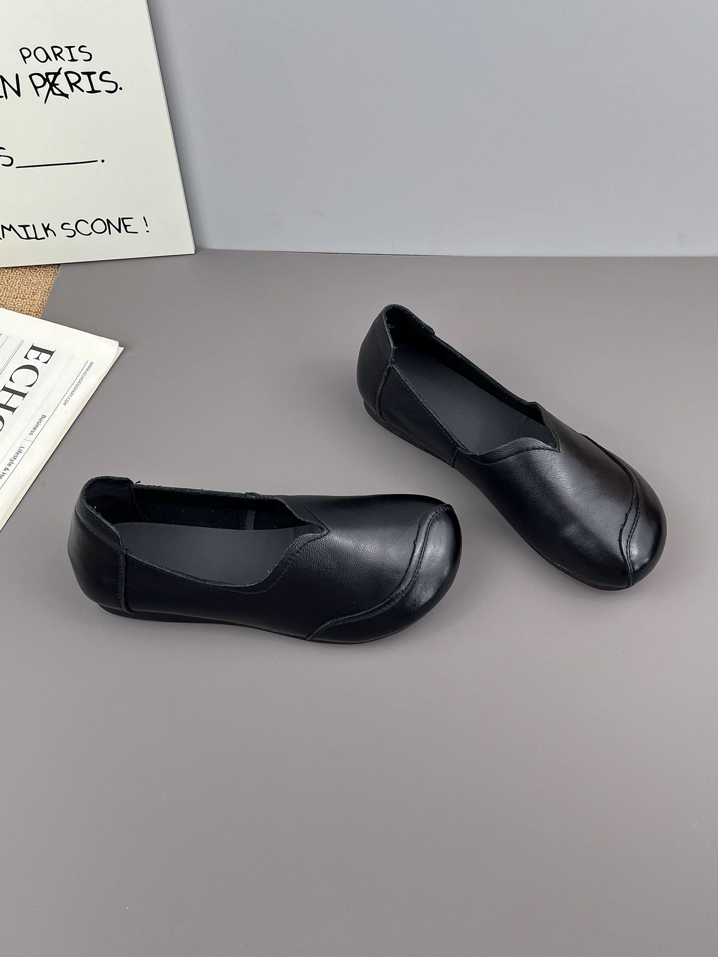 Giày đơn miệng nông phong cách retro da bò lớp đầu tiên dành cho nữ, giày mẹ đế mềm và bề mặt mềm mại, giày lười kiểu mới mùa hè 2026.