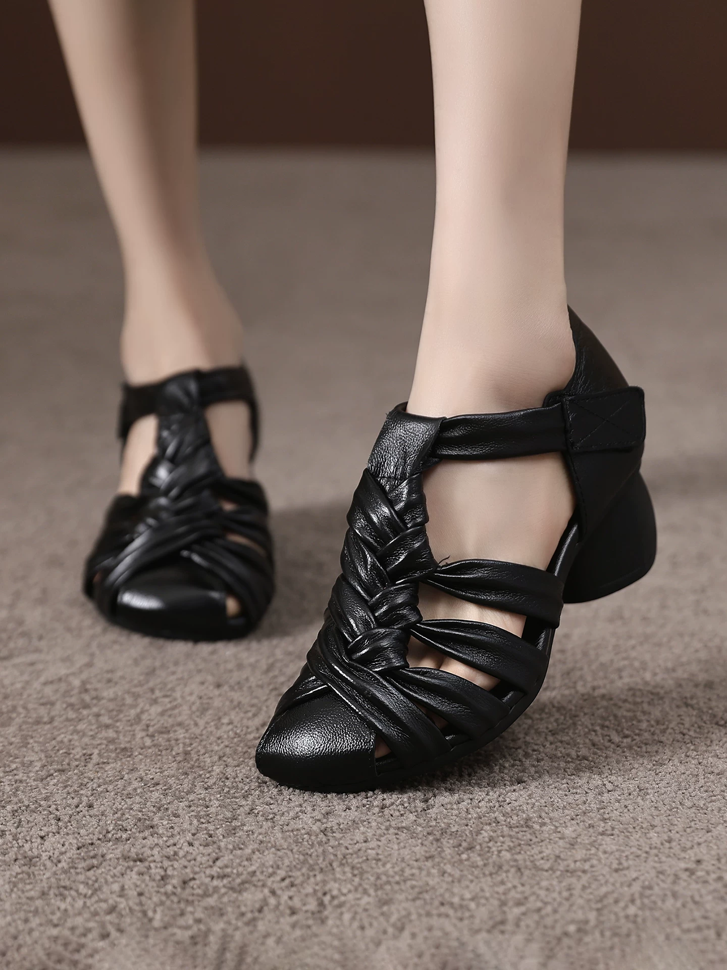 Giày sandal La Mã mũi bện bằng da thật dành cho nữ mùa hè 2026 phong cách mới rỗng thoáng khí gót dày thoải mái giày mẹ
