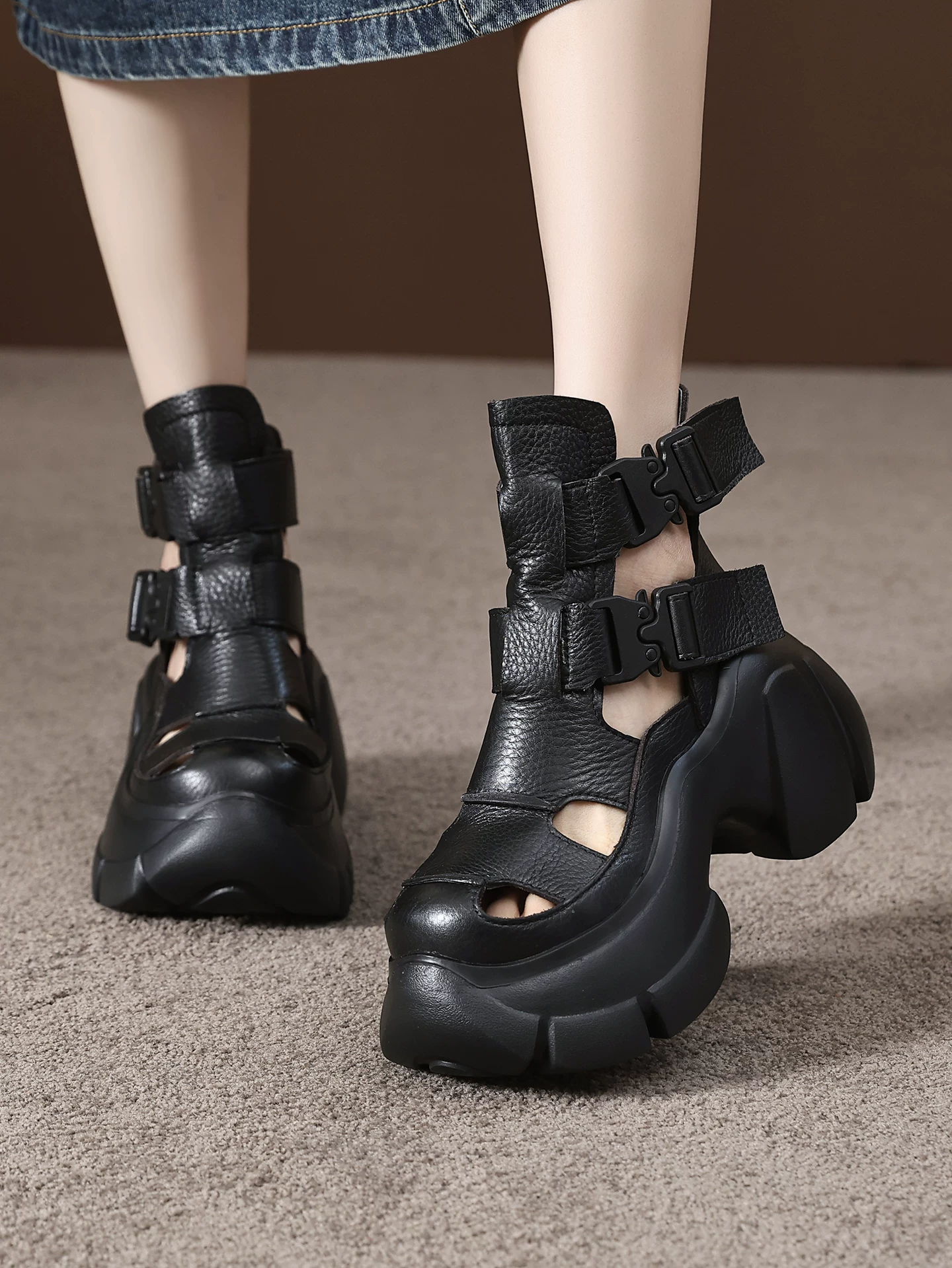 Giày sandal da bò kiểu La Mã cổ điển dành cho nữ, giày sandal đế dày cao cổ, giày bốt ngắn khoét lỗ kiểu mới mùa hè 2026.