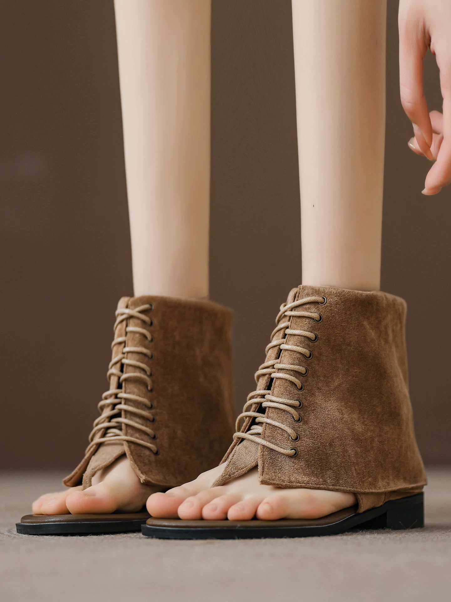 Dép quai ngang nữ kiểu hot girl, sandal hở mũi có dây đeo, sandal La Mã retro phong cách cao bồi miền Tây mới mùa hè 2026.
