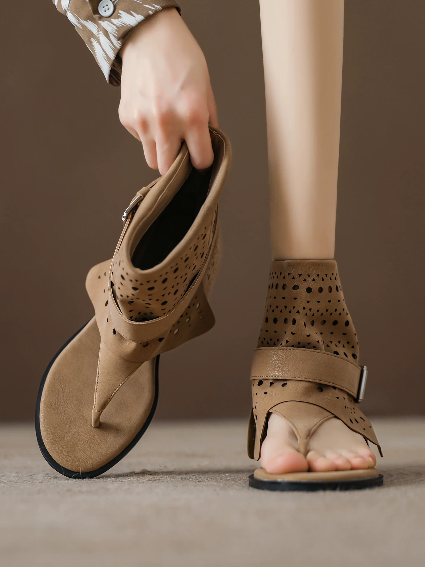Giày sandal nữ tăng chiều cao bên trong, kiểu thong-toe, gót wedge, bốt ngắn thoáng khí mùa hè 2026, sandal La Mã khoét lỗ.