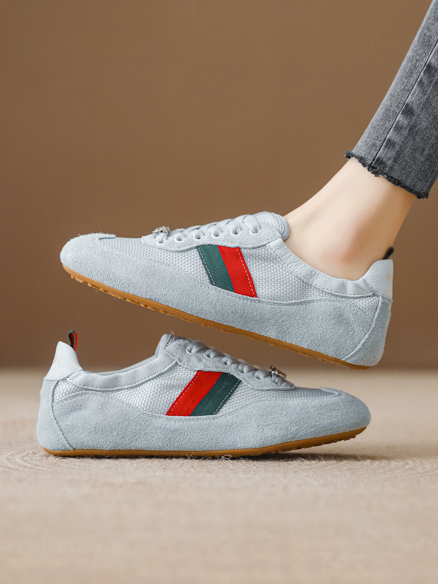 Giày tập ballet đế mỏng kiểu retro dành cho nữ, mẫu mới xuân 2026, đế mềm, giày thể thao lưới thoáng khí thoải mái.