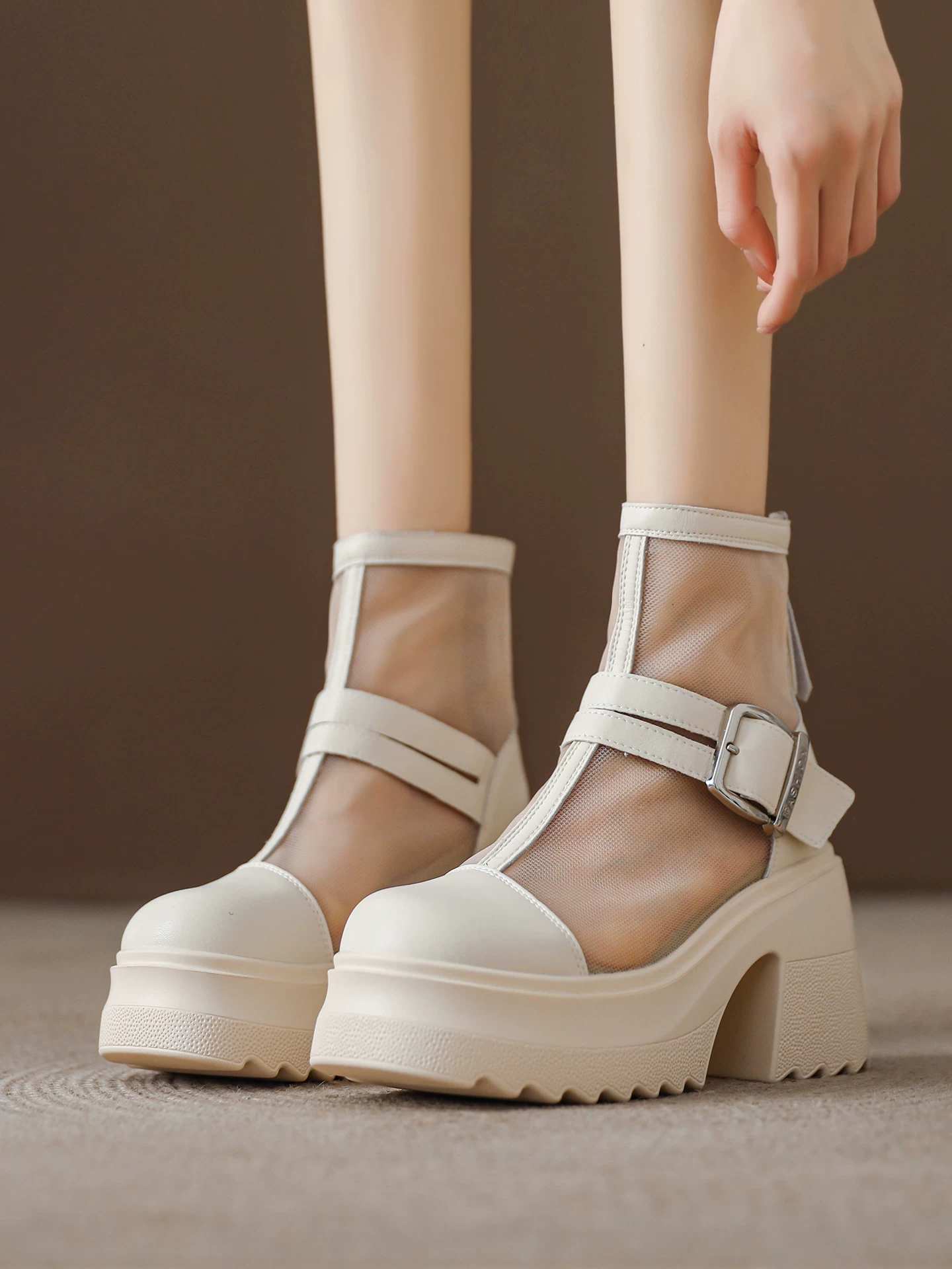 Giày sandal lưới trắng nữ, bốt ngắn cao gót mỏng nhẹ thoáng khí, kiểu mới hè 2026, gót vuông, đế dày, bốt lưới thời trang.