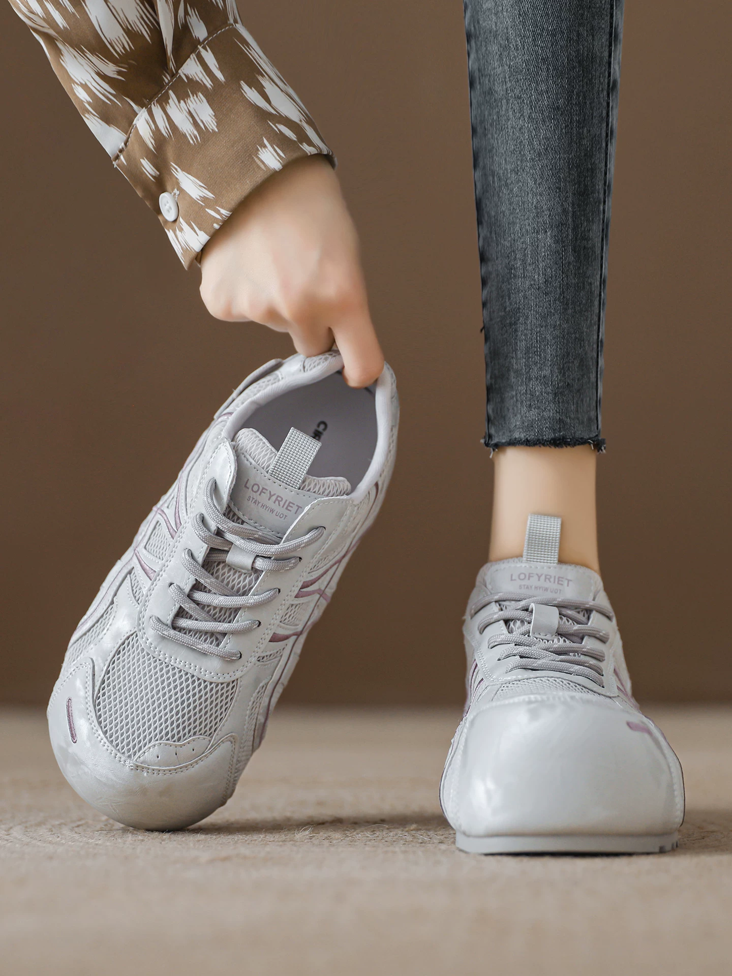 Giày thể thao Đức dễ thương và độc đáo dành cho nữ, có đế tăng chiều cao ẩn, giày sneaker trắng, giày thể thao lưới mỏng thoáng khí mùa hè 2026.