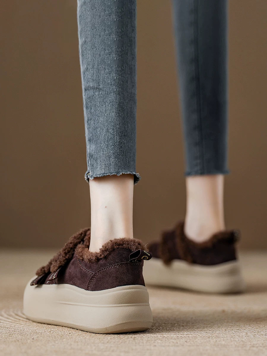 Giày lười Velcro dễ thương và độc đáo dành cho nữ, giày thể thao đế dày lót lông, giày bông ấm áp mùa đông 2025 mới dành cho nữ.