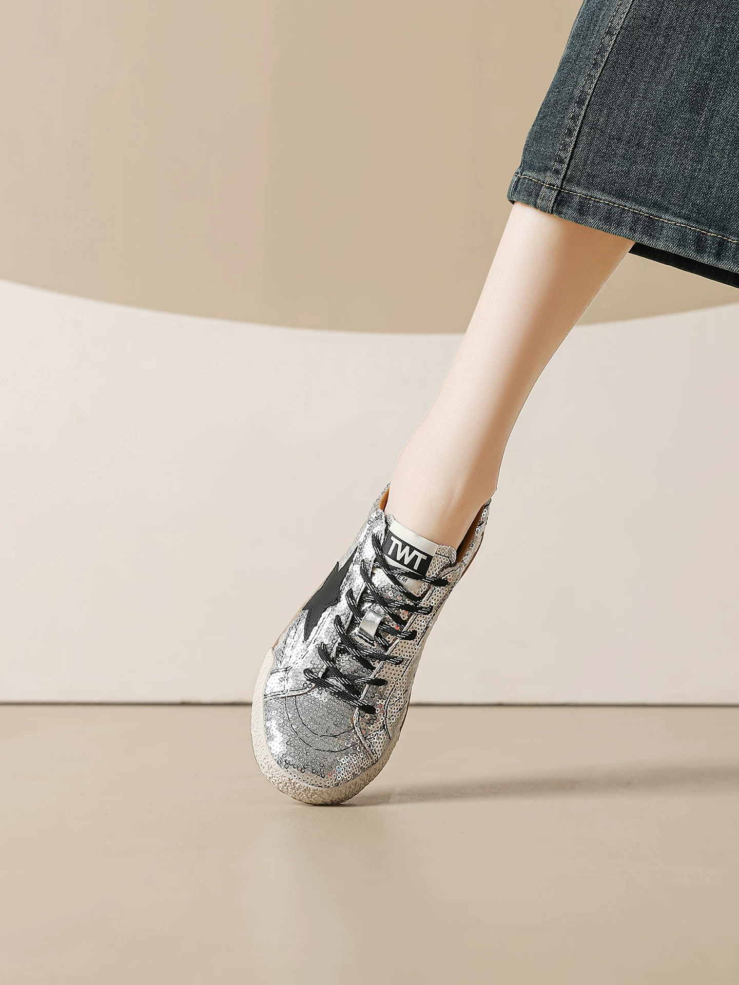 Giày thể thao đính sequin bạc cho nữ, giày tập luyện cổ điển Đức bằng da thật, giày sao mới mùa xuân 2026, giày thể thao đế bằng phong cách thường ngày.