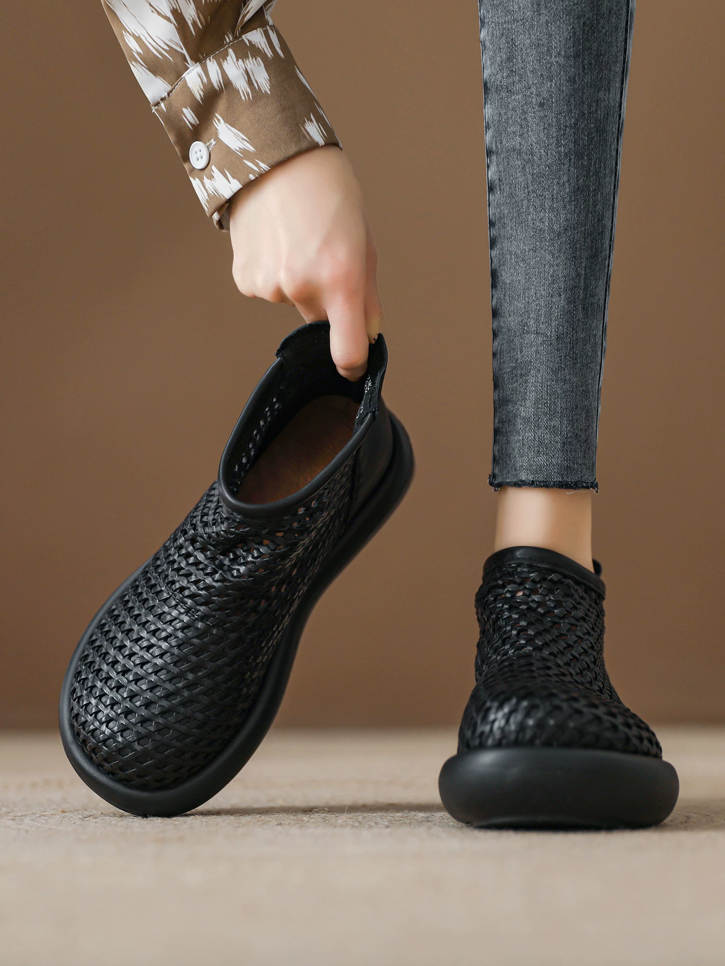 Giày sandal La Mã dệt bằng da thật cho nữ, bốt cao cổ đế dày, bốt lưới kiểu mới mùa hè 2026, bốt ngắn thoáng khí.