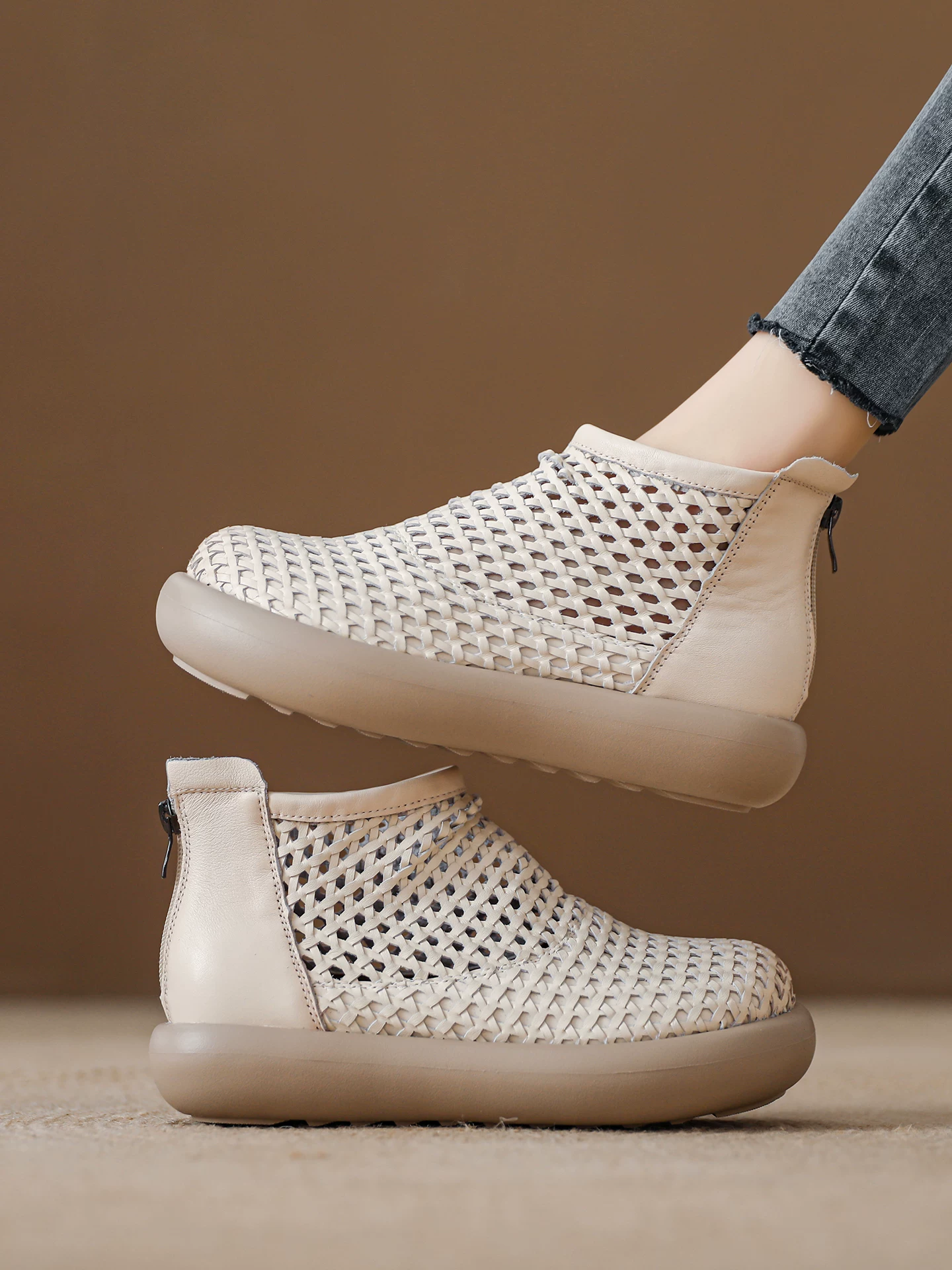 Giày sandal La Mã dệt bằng da thật cho nữ, bốt cao cổ đế dày, bốt lưới kiểu mới mùa hè 2026, bốt ngắn thoáng khí.