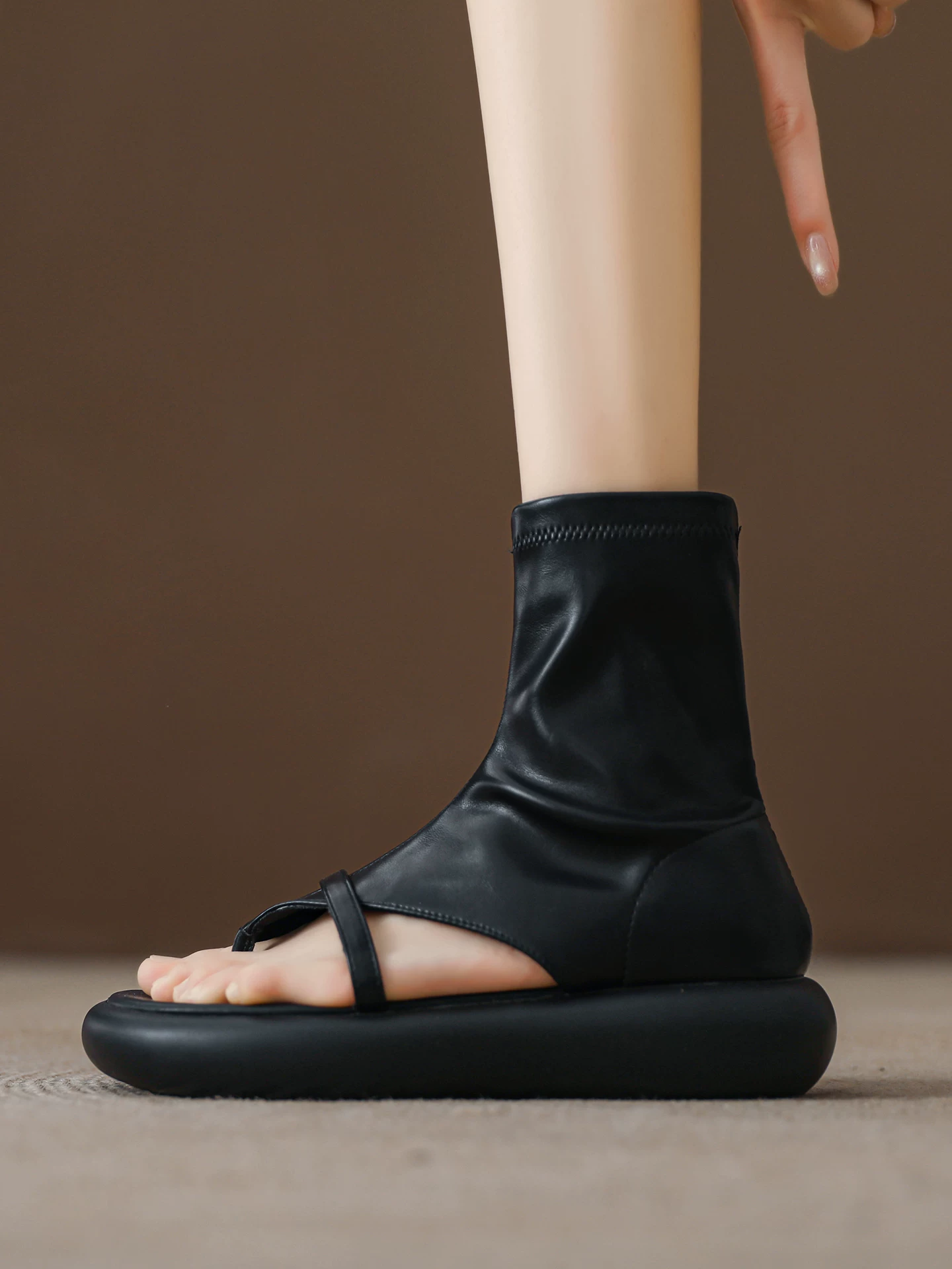 Giày sandal nữ đế dày màu đen, bốt thun co giãn, kiểu dáng mới mùa hè 2026, sandal La Mã cổ cao.