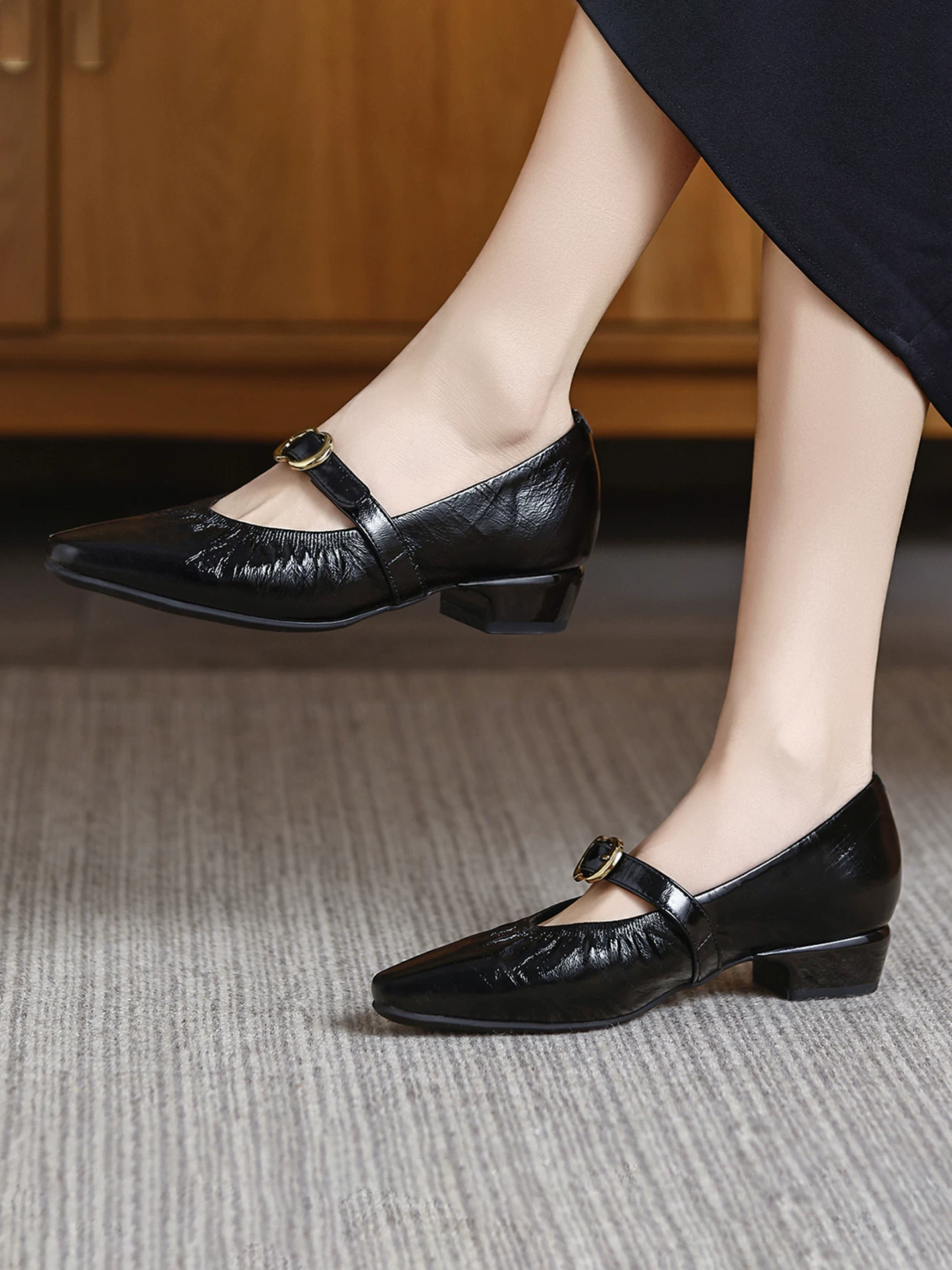 Giày Mary Jane retro Pháp dành cho nữ, gót dày, mũi nhọn, giày da nhỏ thời trang, kiểu mới xuân 2026, giày bệt quai đơn khóa cài dành cho nữ