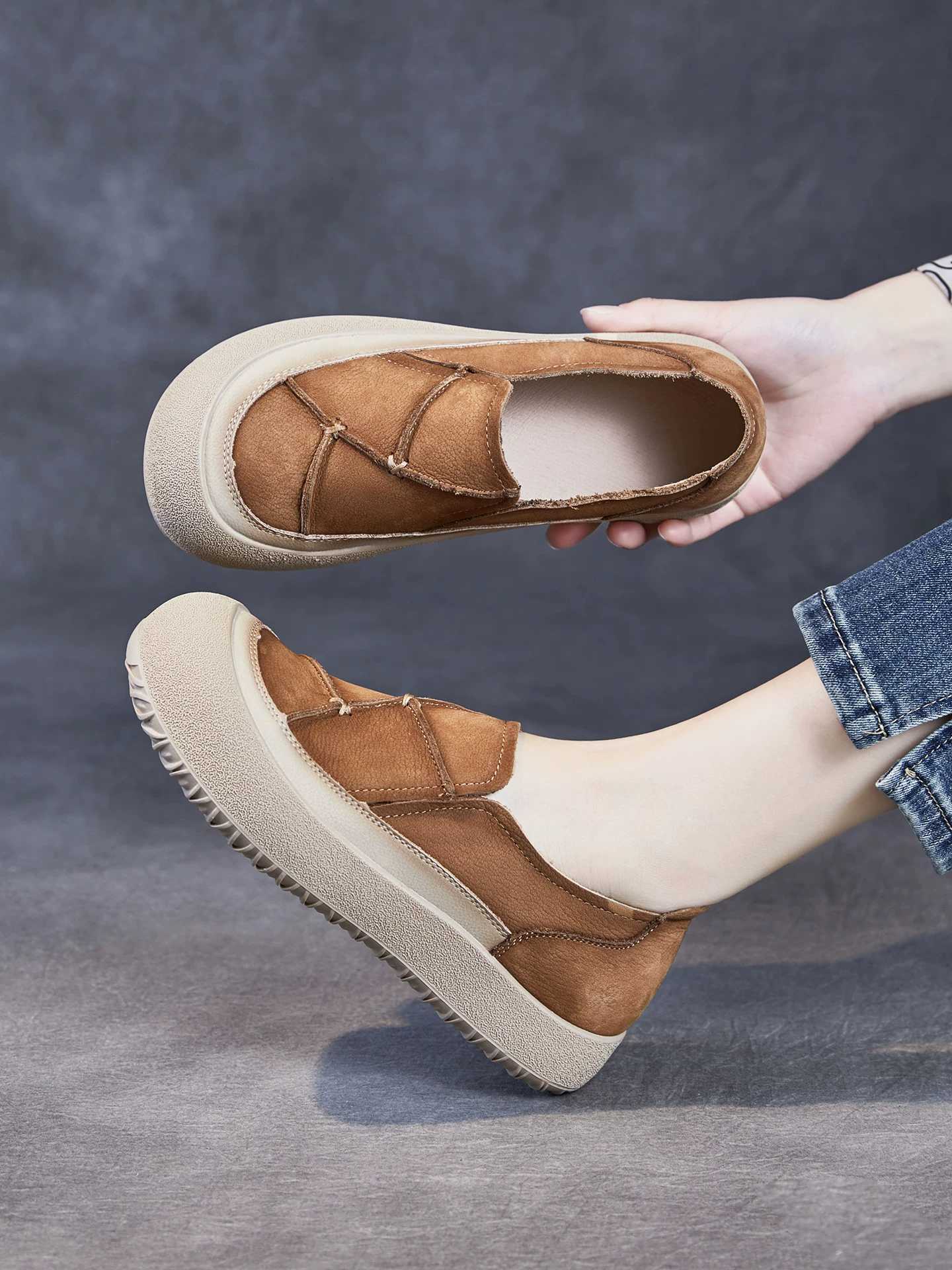 Giày lười đế dày nữ, giày lười dễ đi, kiểu mới xuân 2026, phối màu da bò, giày casual đế mềm phong cách retro.