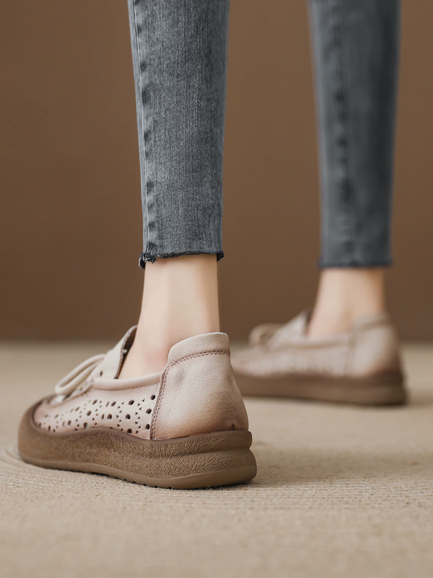 Giày sandal nữ da thật khoét lỗ, mũi kín, kiểu dáng xu hướng mới xuân hè 2026, giày lười đế mềm thoáng khí.