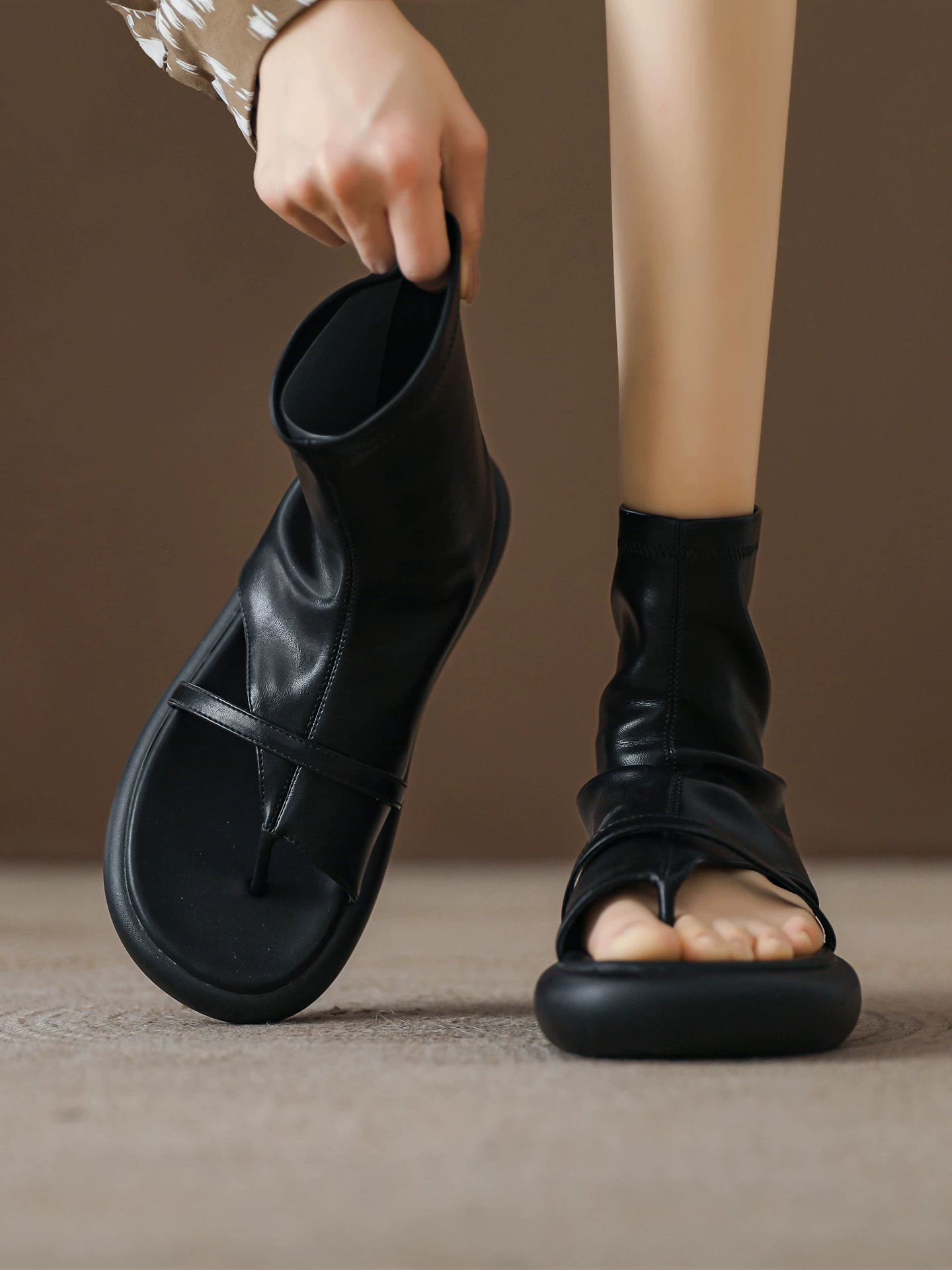 Giày sandal nữ đế dày màu đen, bốt thun co giãn, kiểu dáng mới mùa hè 2026, sandal La Mã cổ cao.
