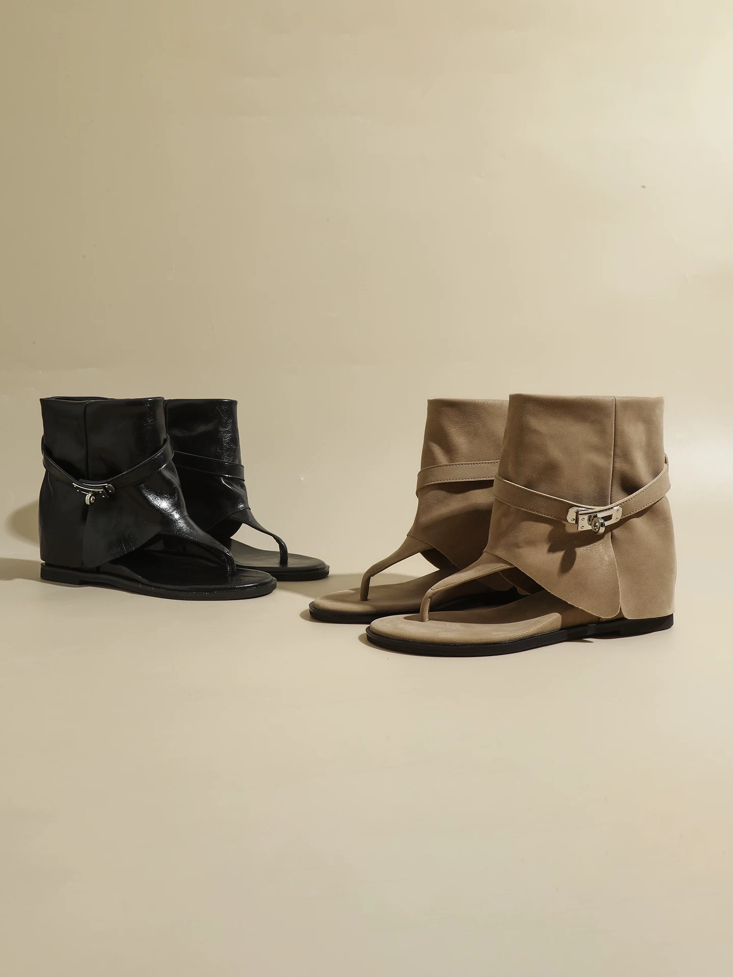 Giày sandal kiểu Wasteland có quai ngang ngón chân và gót wedge, mẫu mới mùa hè 2026 với khóa thắt lưng, bốt ngắn kiểu La Mã.