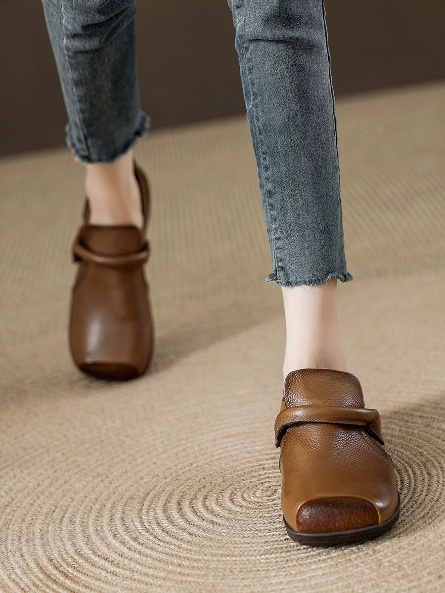 Giày mũi heo dễ thương dành cho nữ, giày da bò retro phong cách thường ngày, mẫu mới thu 2025, giày lười mũi vuông đế mềm da thật.