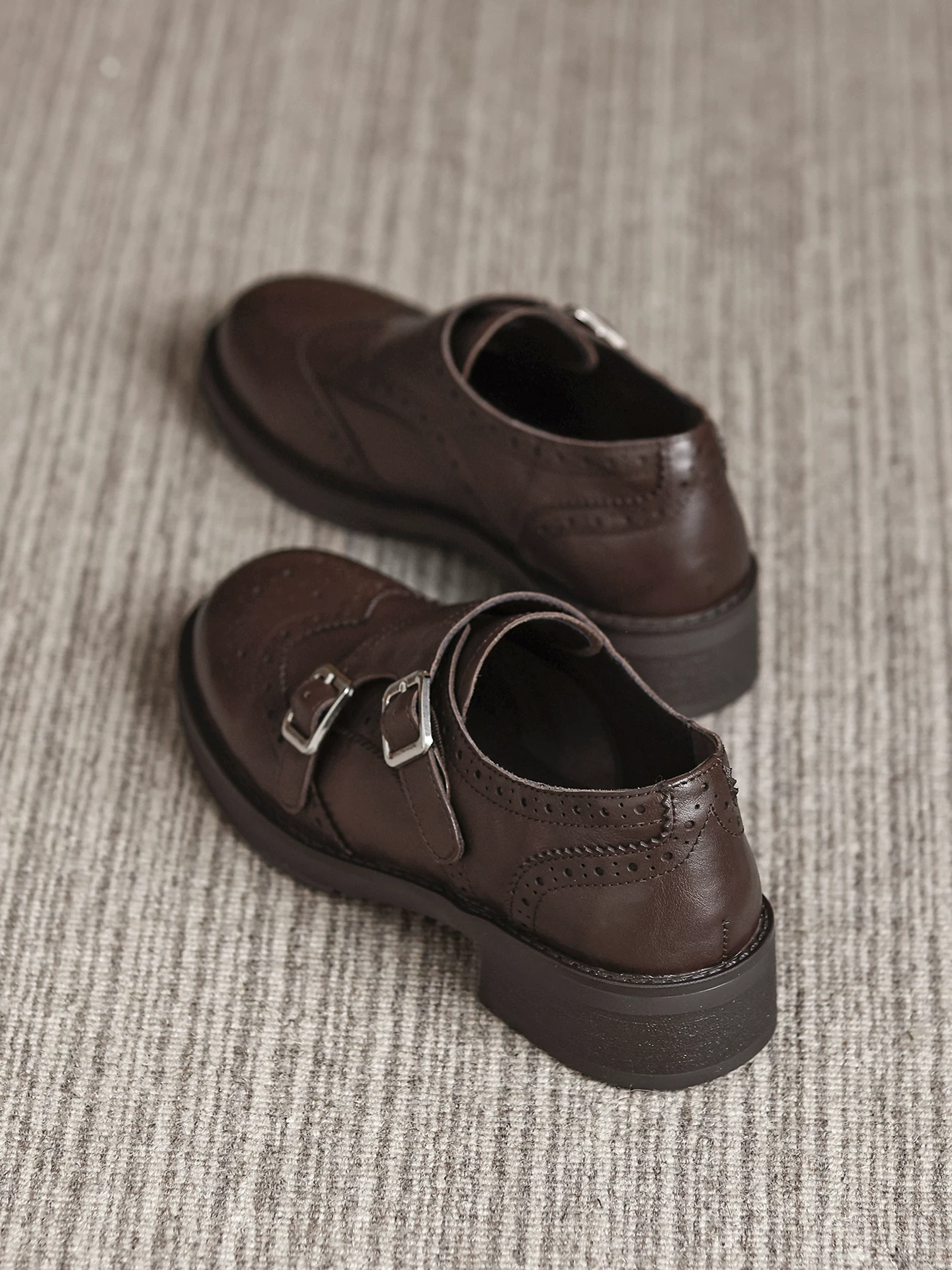 Giày da nữ kiểu Anh cổ điển, giày lười gót dày bằng da thật, giày Oxford Brogue mới mùa xuân 2026.