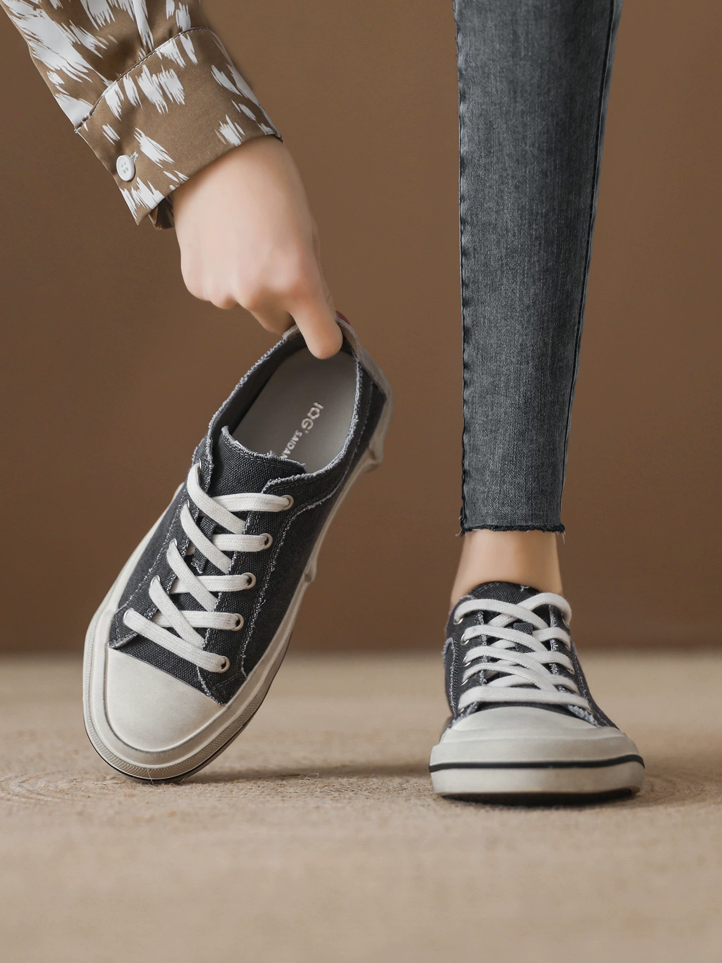 Giày vải denim đỏ nữ, phong cách vintage cũ kỹ, giày thể thao thường ngày mới mùa xuân 2026, giày ván trượt thể thao nữ.