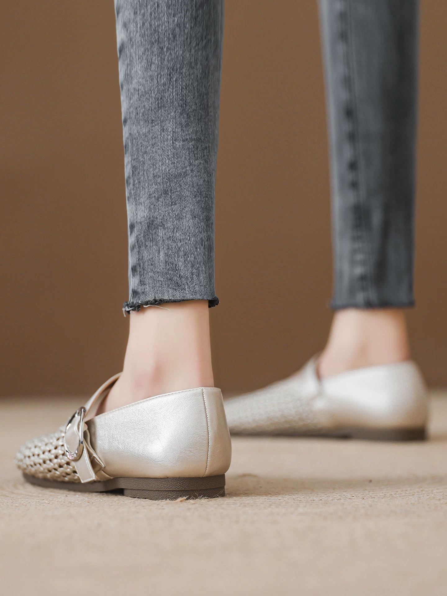 Giày sandal bít mũi Mary Jane dành cho nữ, giày nông thoáng khí, kiểu mới xuân hè 2026, giày da thật dệt lưới đục lỗ.