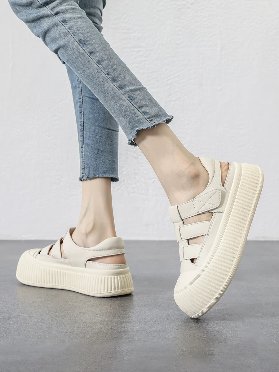 Giày sandal hở mũi khoét lỗ dành cho nữ, giày La Mã da thật đế dày, kiểu mới mùa hè 2026, giày thể thao đi biển thông thường có khóa dán.