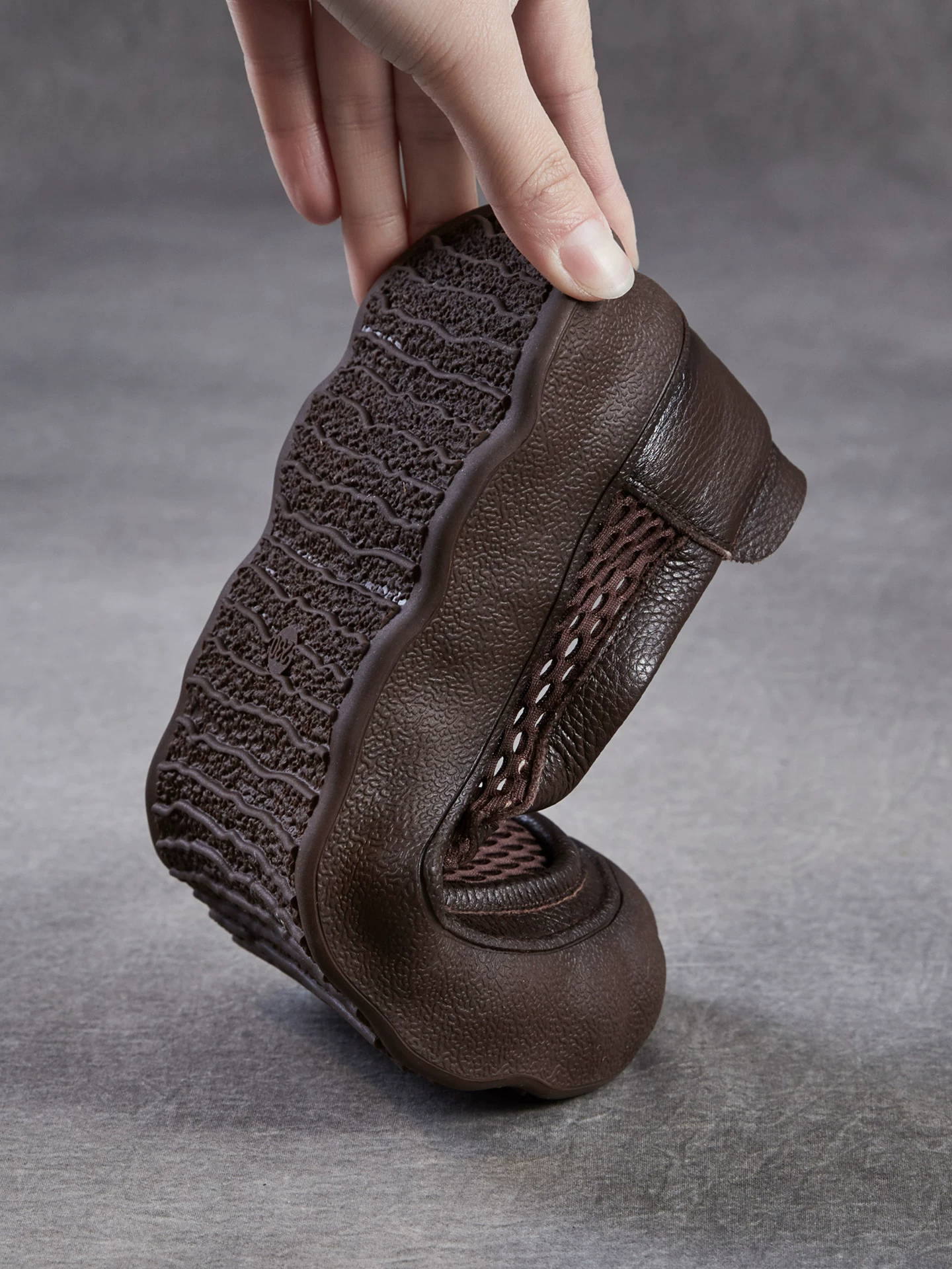 Giày lười lưới cho nữ, dép đế mềm kiểu slip-on, phong cách mới mùa hè 2026, giày da thường ngày thoáng khí, thiết kế rỗng.