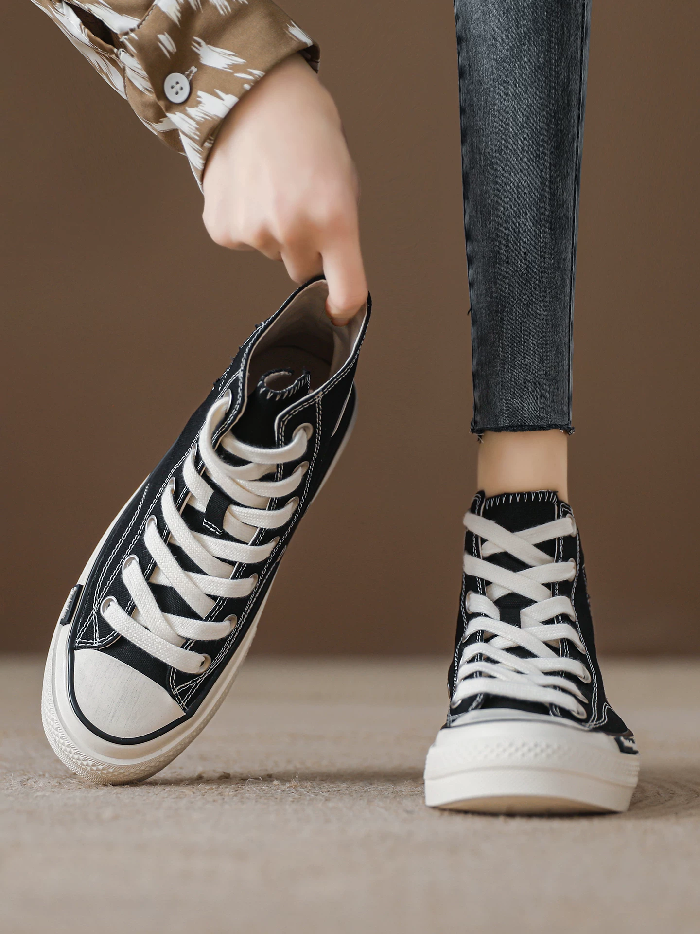 Giày vải cao cổ màu đỏ dành cho nữ, màu sắc phong cách vintage, giày sneaker kiểu Hàn Quốc, giày casual đa năng mới mùa hè 2026.