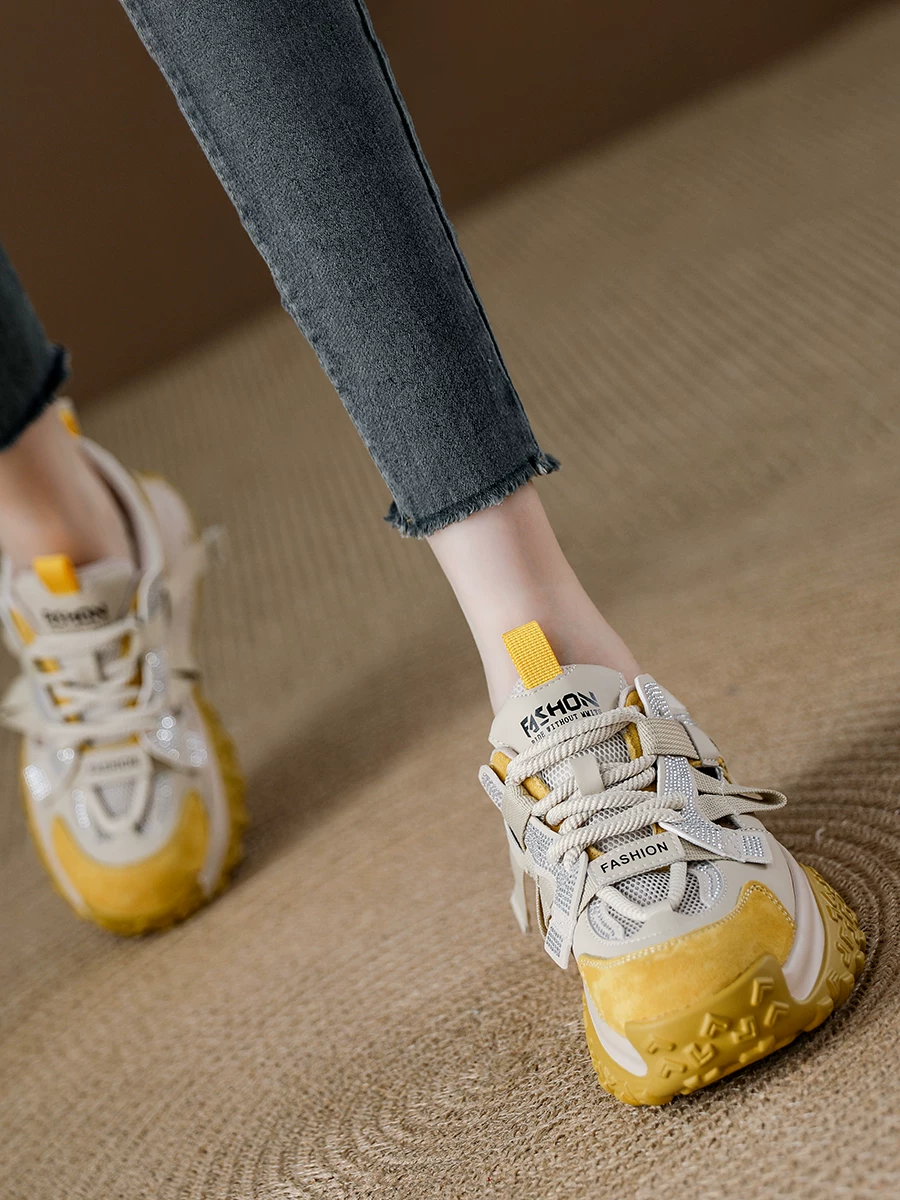 Dép thể thao nữ da thật đế dày tăng chiều cao 8cm, kiểu kín mũi, mùa hè 2026, đa năng, thoáng khí, kiểu giày bố khoét lỗ.
