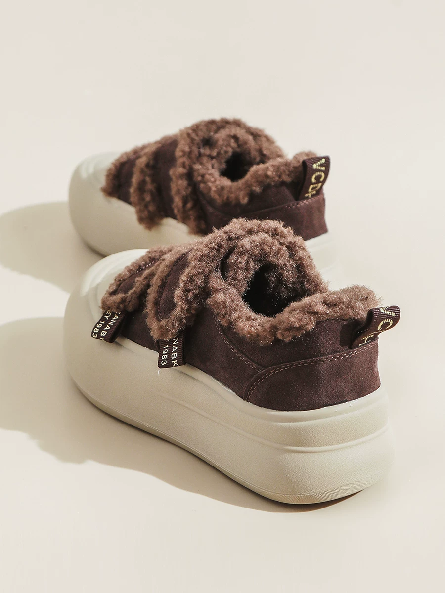 Giày lười Velcro dễ thương và độc đáo dành cho nữ, giày thể thao đế dày lót lông, giày bông ấm áp mùa đông 2025 mới dành cho nữ.