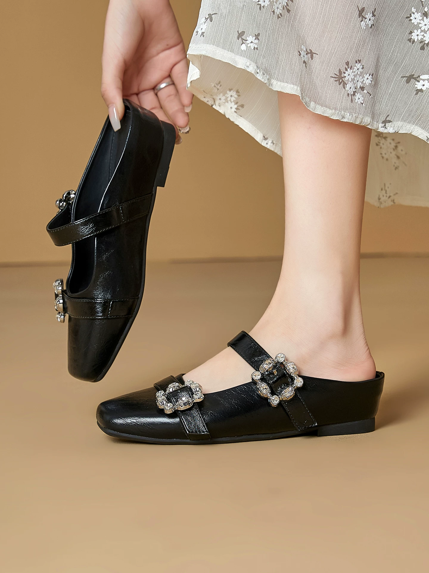 Dép nửa kín mũi đính đá pha lê bạc dành cho nữ, sandal đế xuồng mùa hè, giày Mary Jane kiểu Hepburn Pháp mới năm 2026