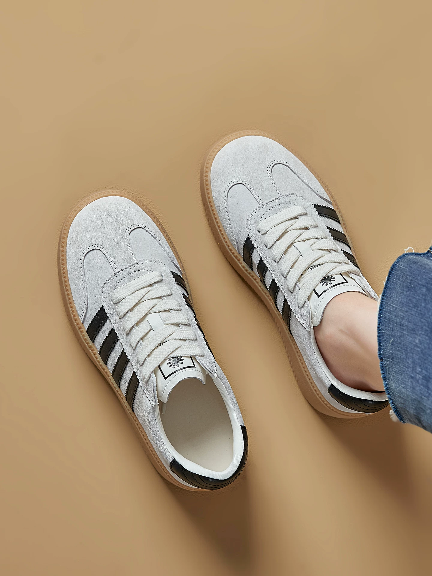 Giày thể thao nữ da lộn phối màu retro kiểu Đức, giày sneaker đế dày tăng chiều cao, giày trắng da thật thời trang mùa xuân 2026.