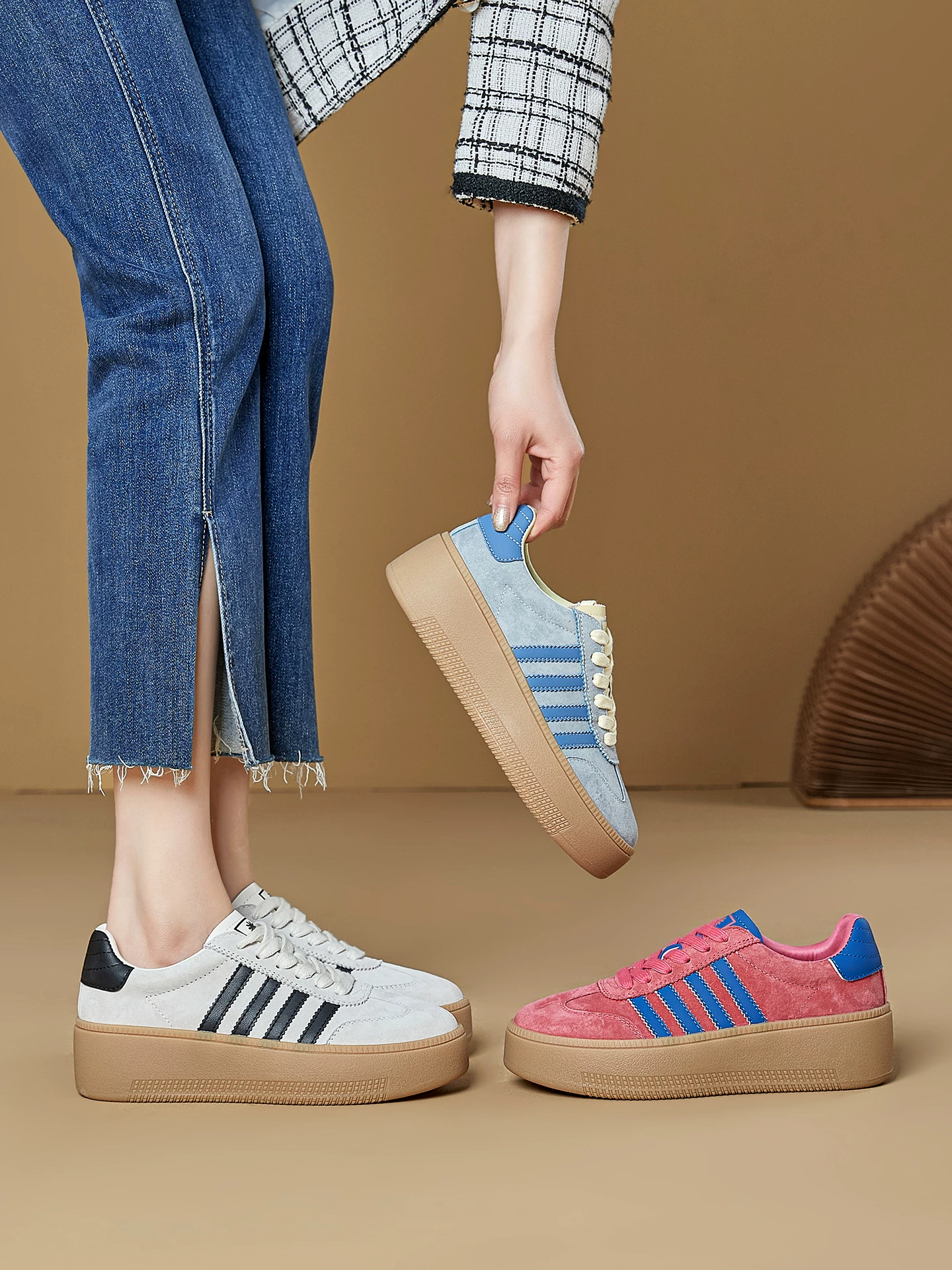 Giày thể thao nữ da lộn phối màu retro kiểu Đức, giày sneaker đế dày tăng chiều cao, giày trắng da thật thời trang mùa xuân 2026.