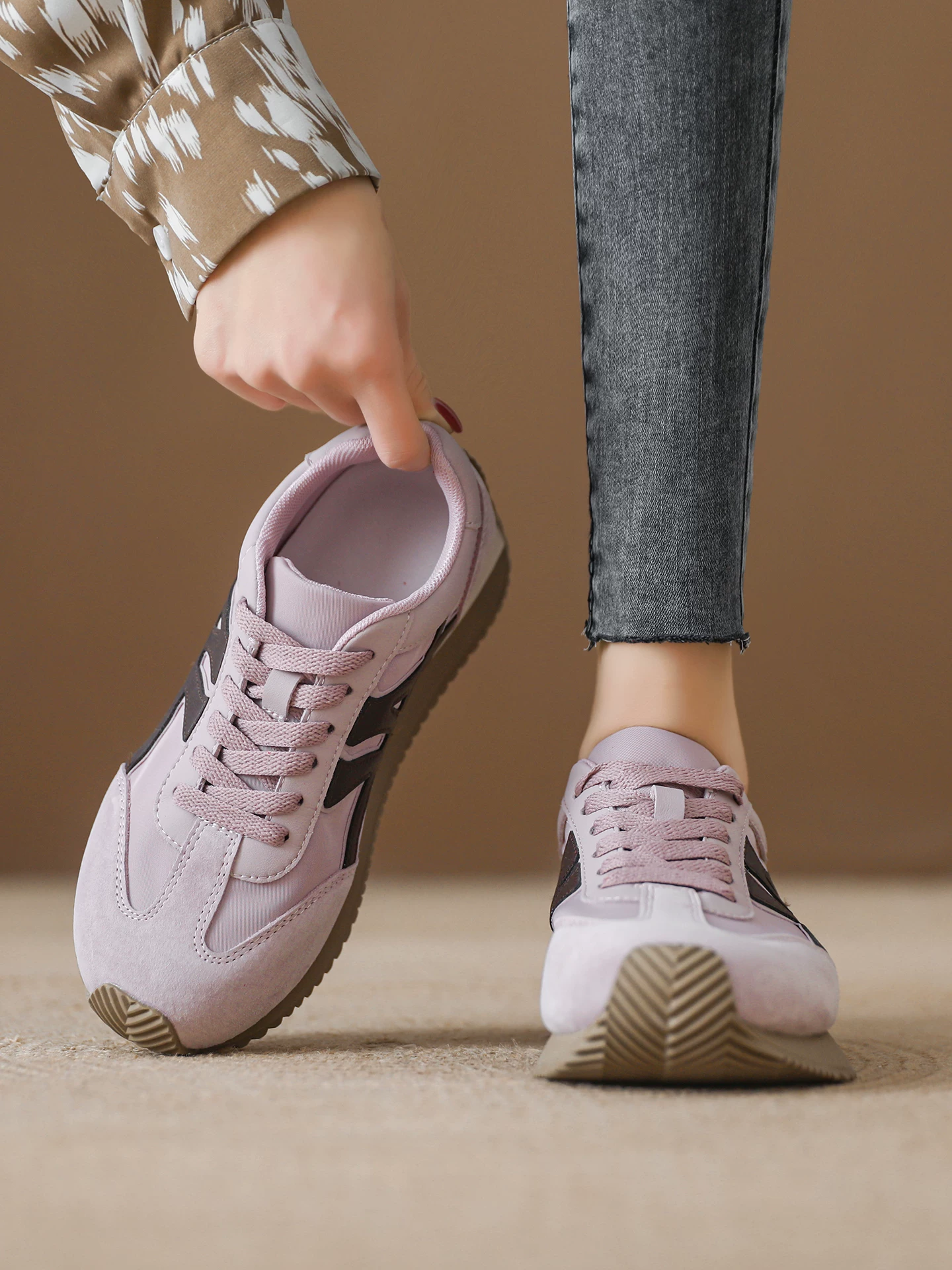 Giày thể thao Đức thời trang màu tím dành cho nữ, giày sneaker đế dày tăng chiều cao, kiểu mới xuân 2026, giày bố thể thao năng động, giúp thon gọn vóc dáng.