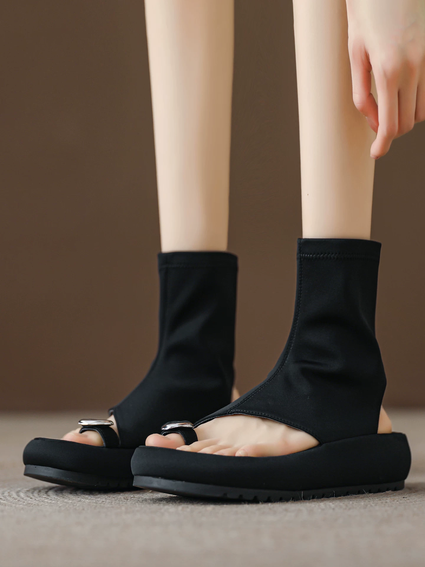 Giày sandal nữ đế dày, kiểu dáng xu hướng hè 2026, thiết kế hở eo, thoáng khí, chất liệu thun, kiểu dáng ngắn, dễ phối với váy.