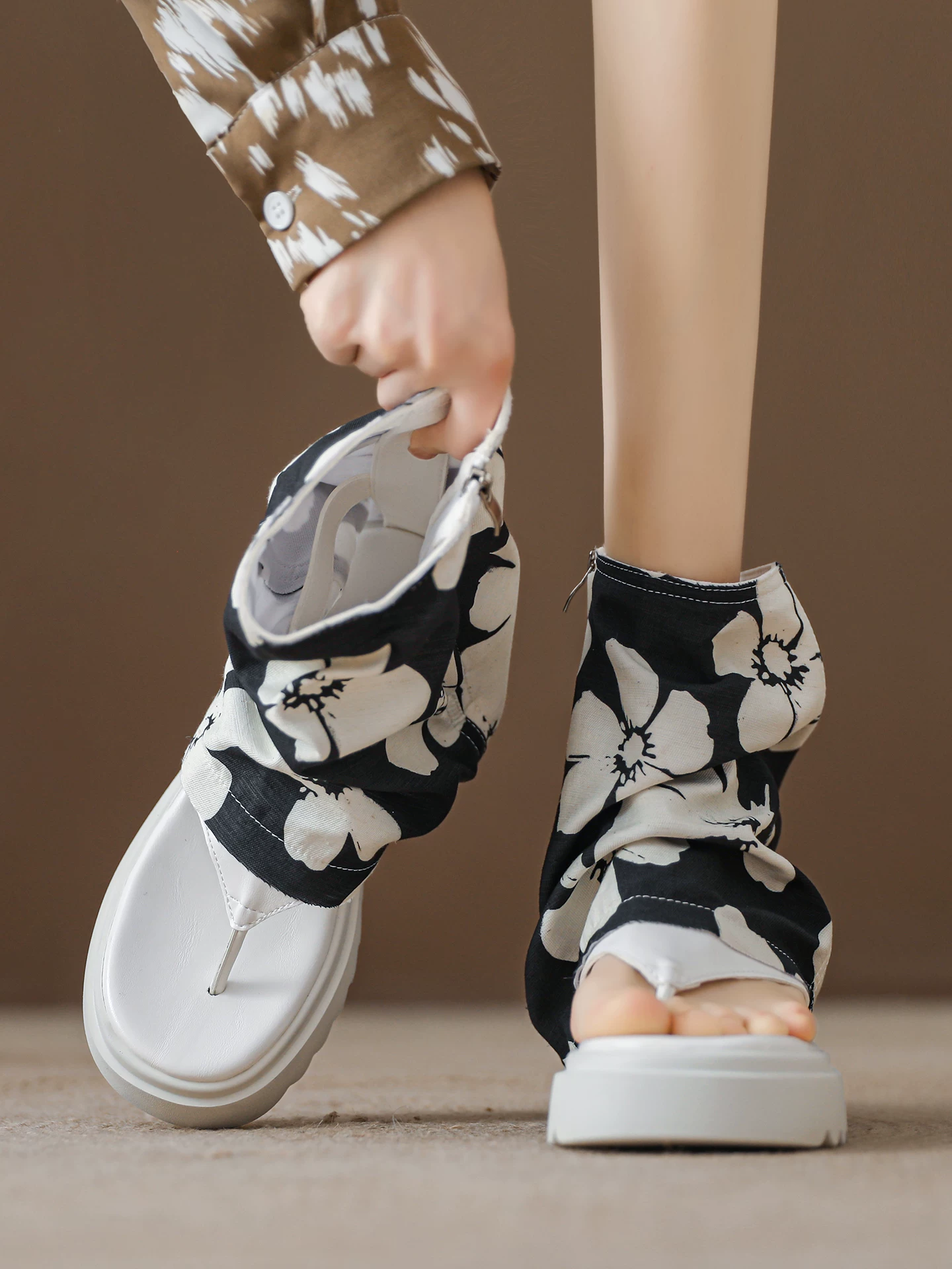 Giày bốt vải canvas xếp ly có gót dày và đế dày dành cho nữ, dép sandal mùa hè 2026, bốt ngắn mỏng và sành điệu.