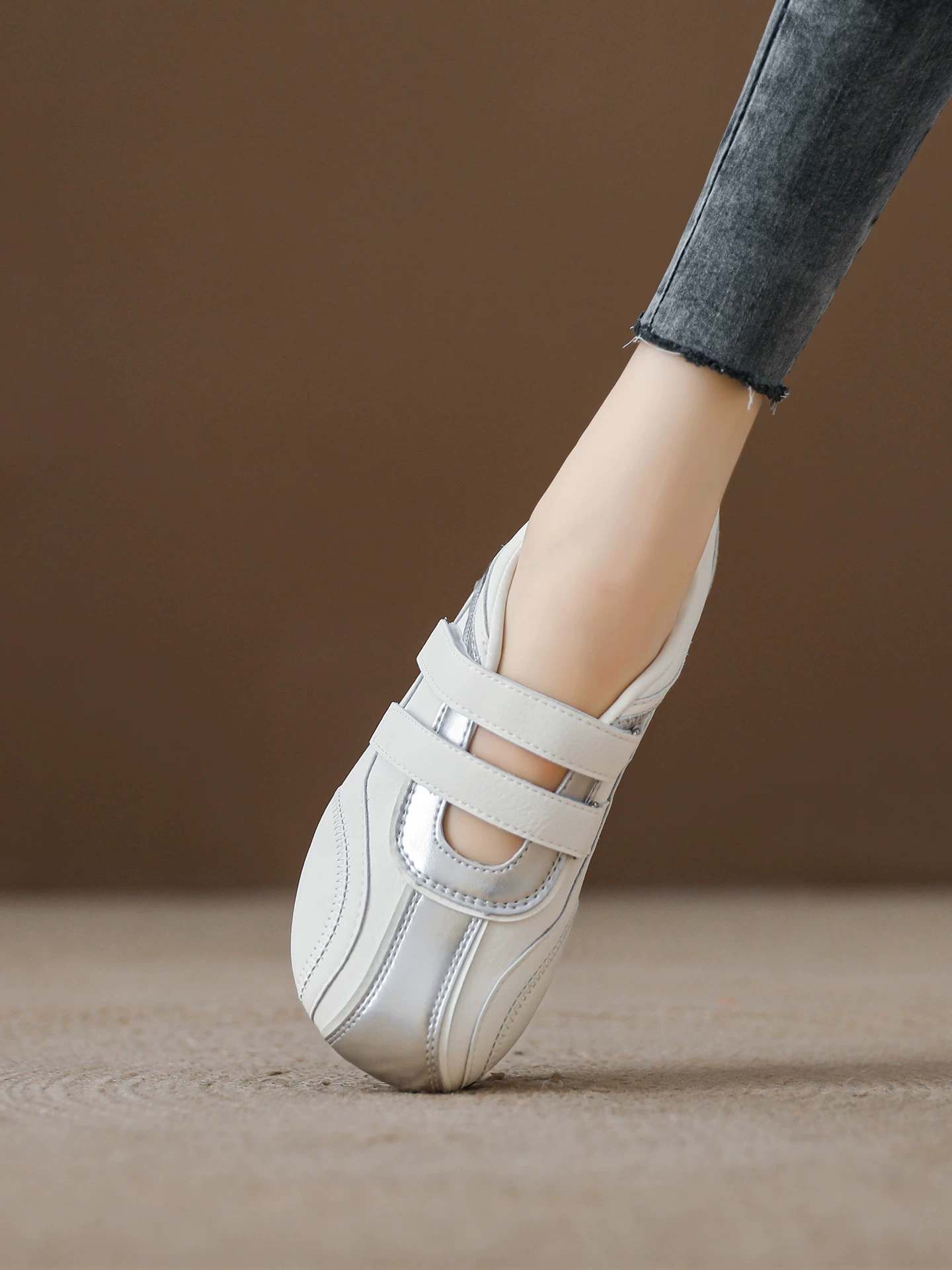 Giày thể thao Velcro Mary Jane dành cho nữ, da thật, dễ thương và độc đáo, giày trắng cổ thấp, giày tập luyện thông thường thoáng khí mùa hè 2026 của Đức.