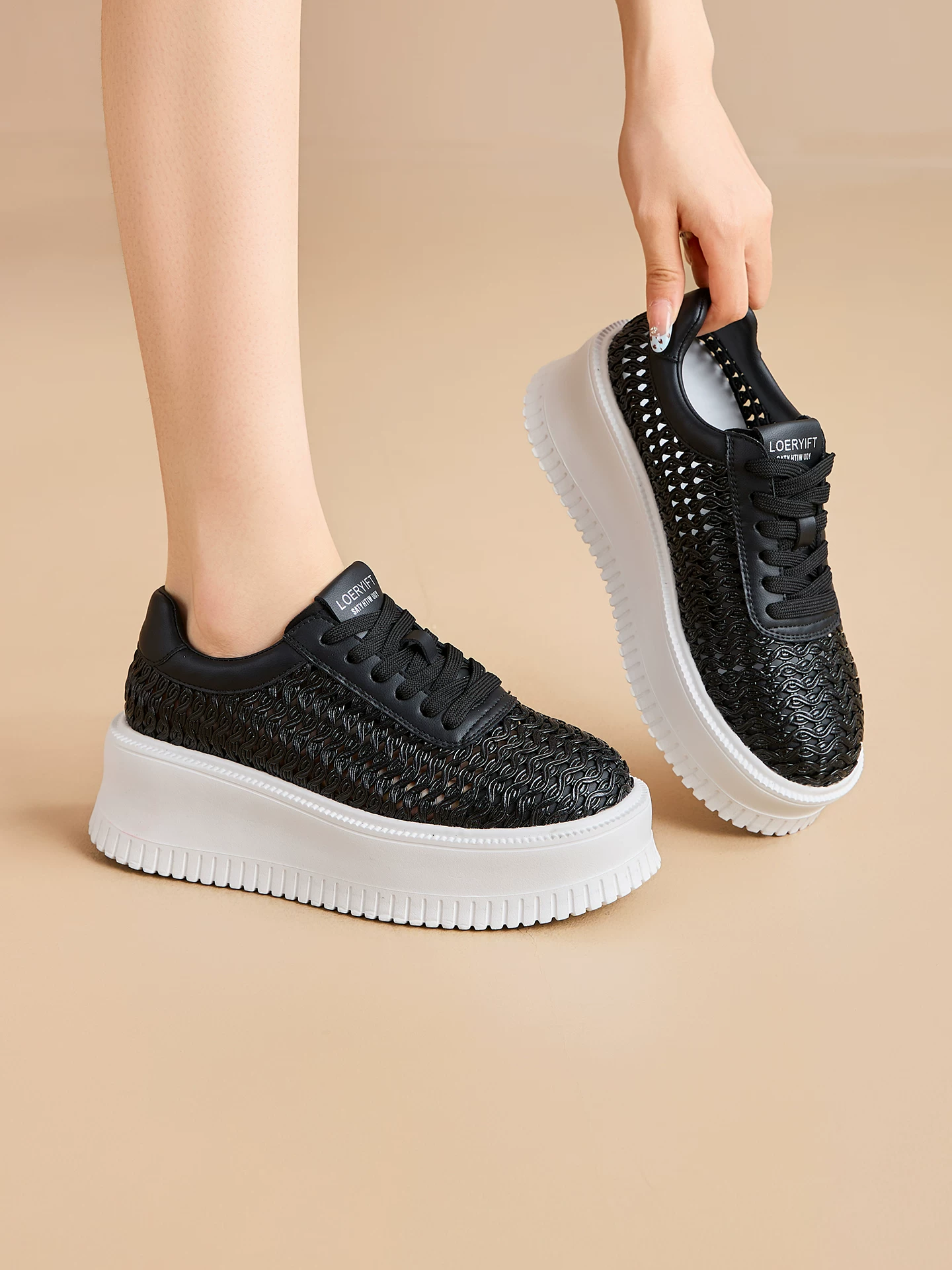 Giày lưới dệt bạc nữ, dép sandal đế dày tăng chiều cao, kiểu dáng thông thường, thoáng khí, đế platform màu trắng, mẫu mới hè 2026.