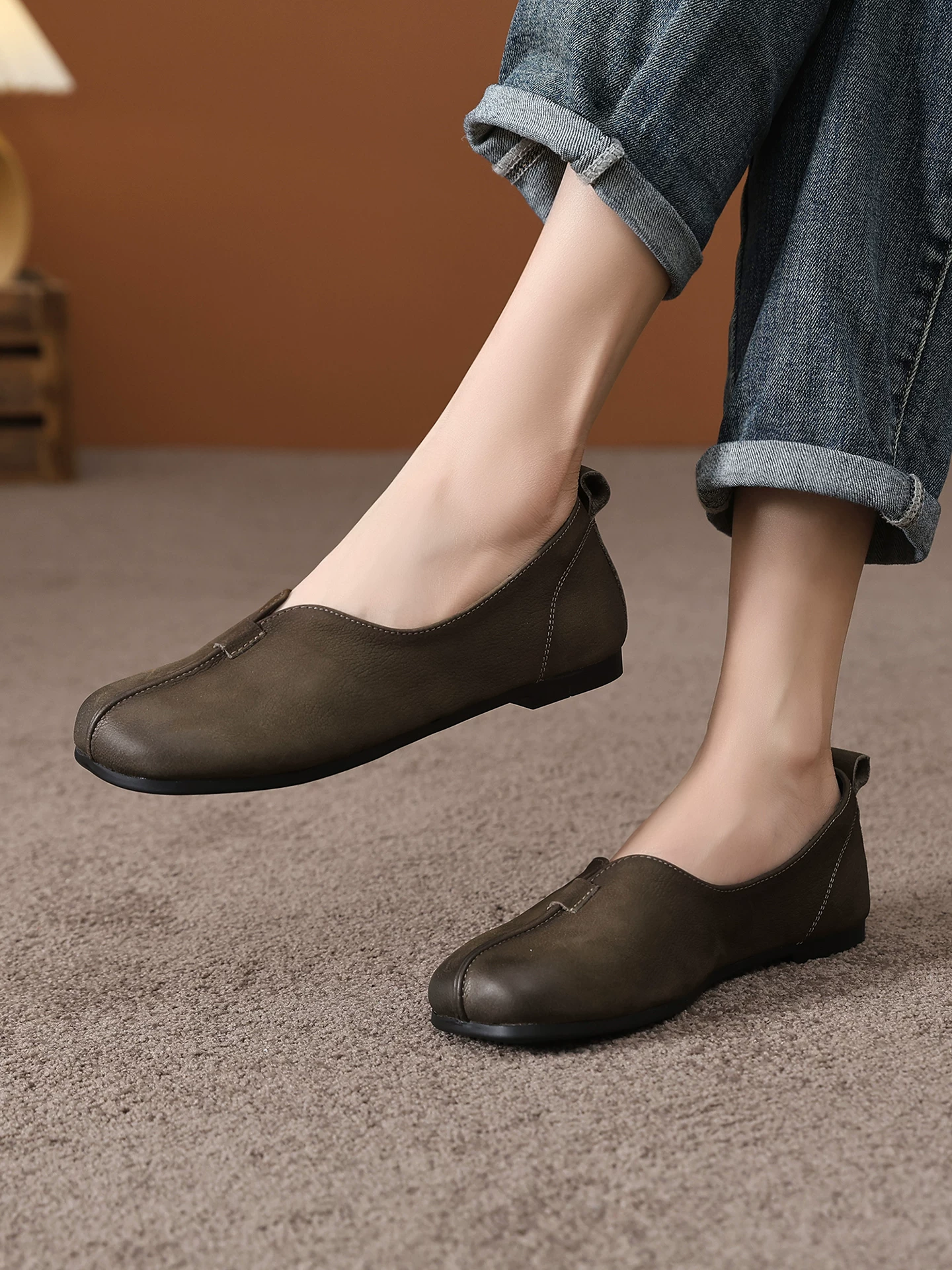 Giày bà ngoại da thật kiểu retro dành cho nữ, giày da mẹ đế mềm êm ái, giày lười kiểu mới mùa xuân 2026.