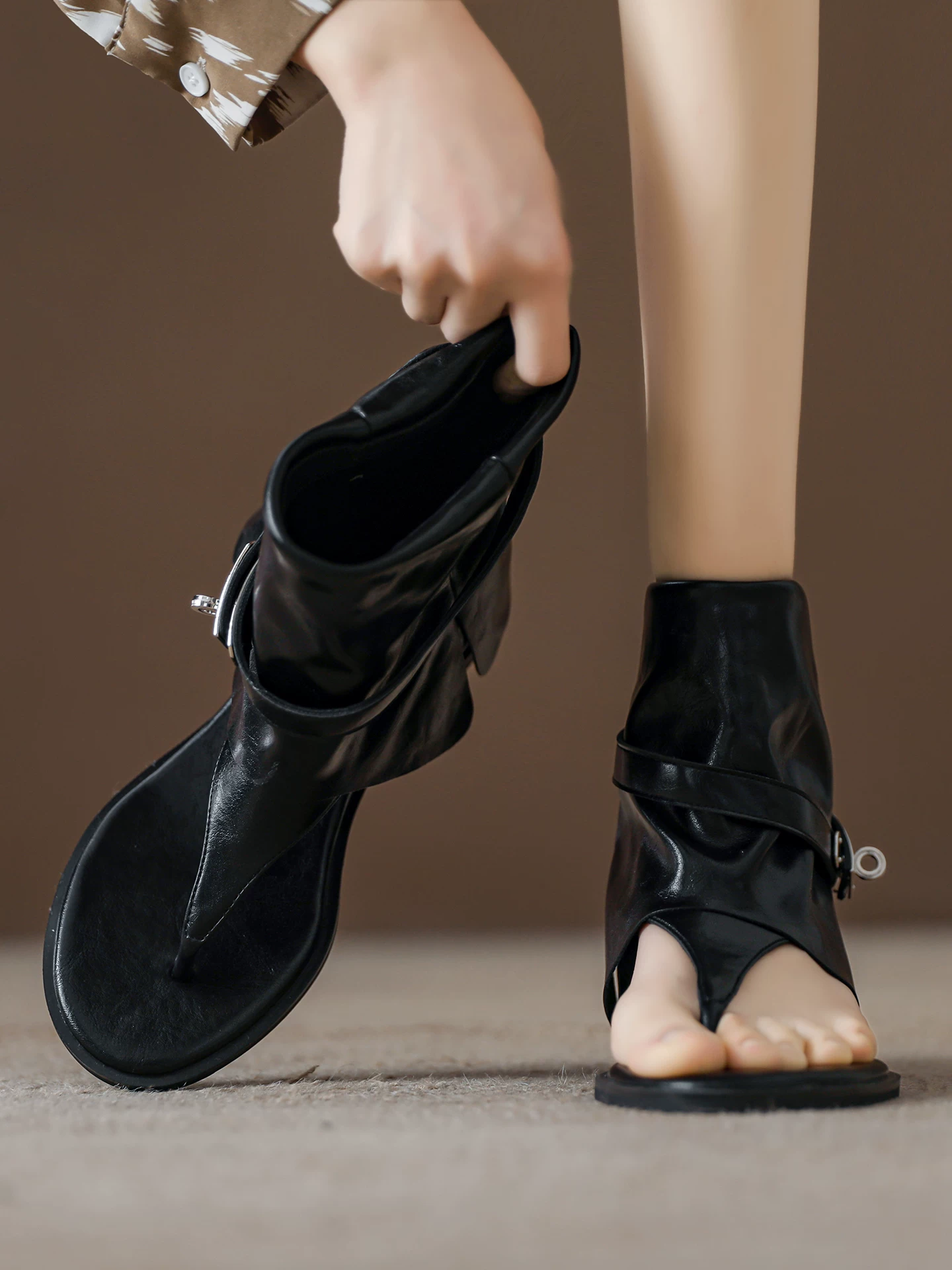Giày sandal kiểu Wasteland có quai ngang ngón chân và gót wedge, mẫu mới mùa hè 2026 với khóa thắt lưng, bốt ngắn kiểu La Mã.