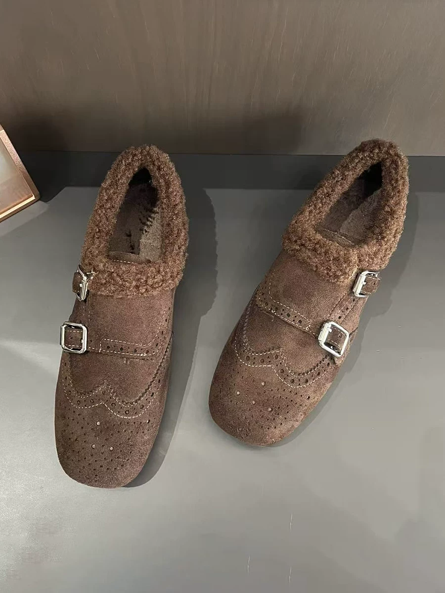 Giày lười nữ da thật lót lông giữ ấm, kiểu Anh cổ điển, họa tiết brogue, mùa đông 2025, kiểu mới