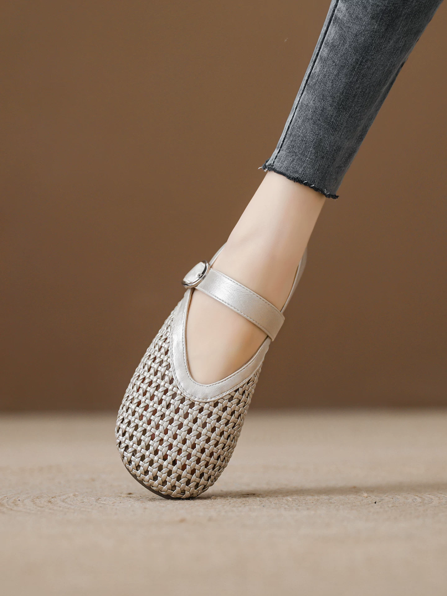 Giày sandal bít mũi Mary Jane dành cho nữ, giày nông thoáng khí, kiểu mới xuân hè 2026, giày da thật dệt lưới đục lỗ.