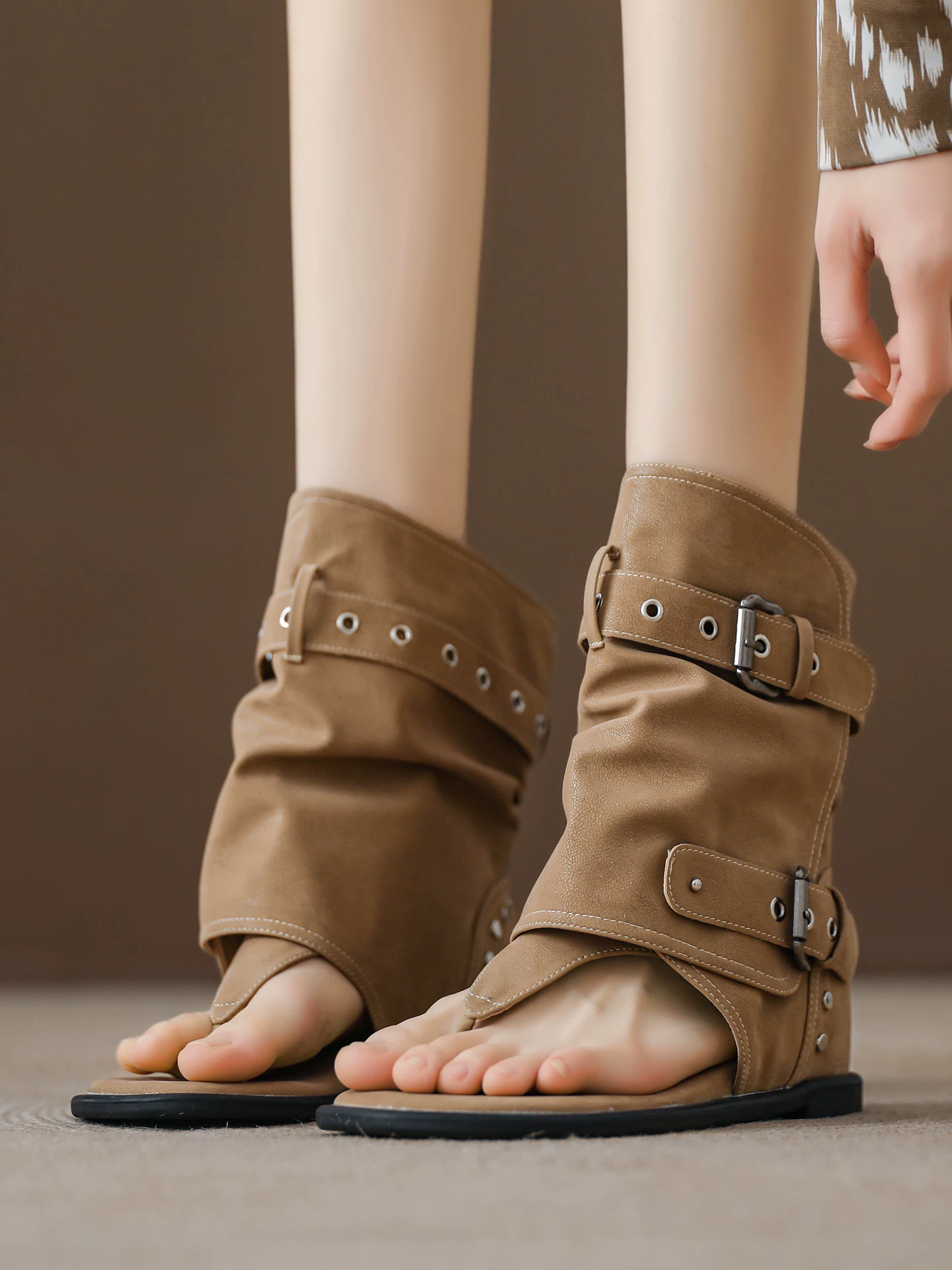 Giày sandal đế xuồng mũi nhọn dành cho nữ có đinh tán và khóa cài, giày bốt phong cách hot girl, giày bốt denim mỏng mùa hè 2026, giày sandal kiểu La Mã.