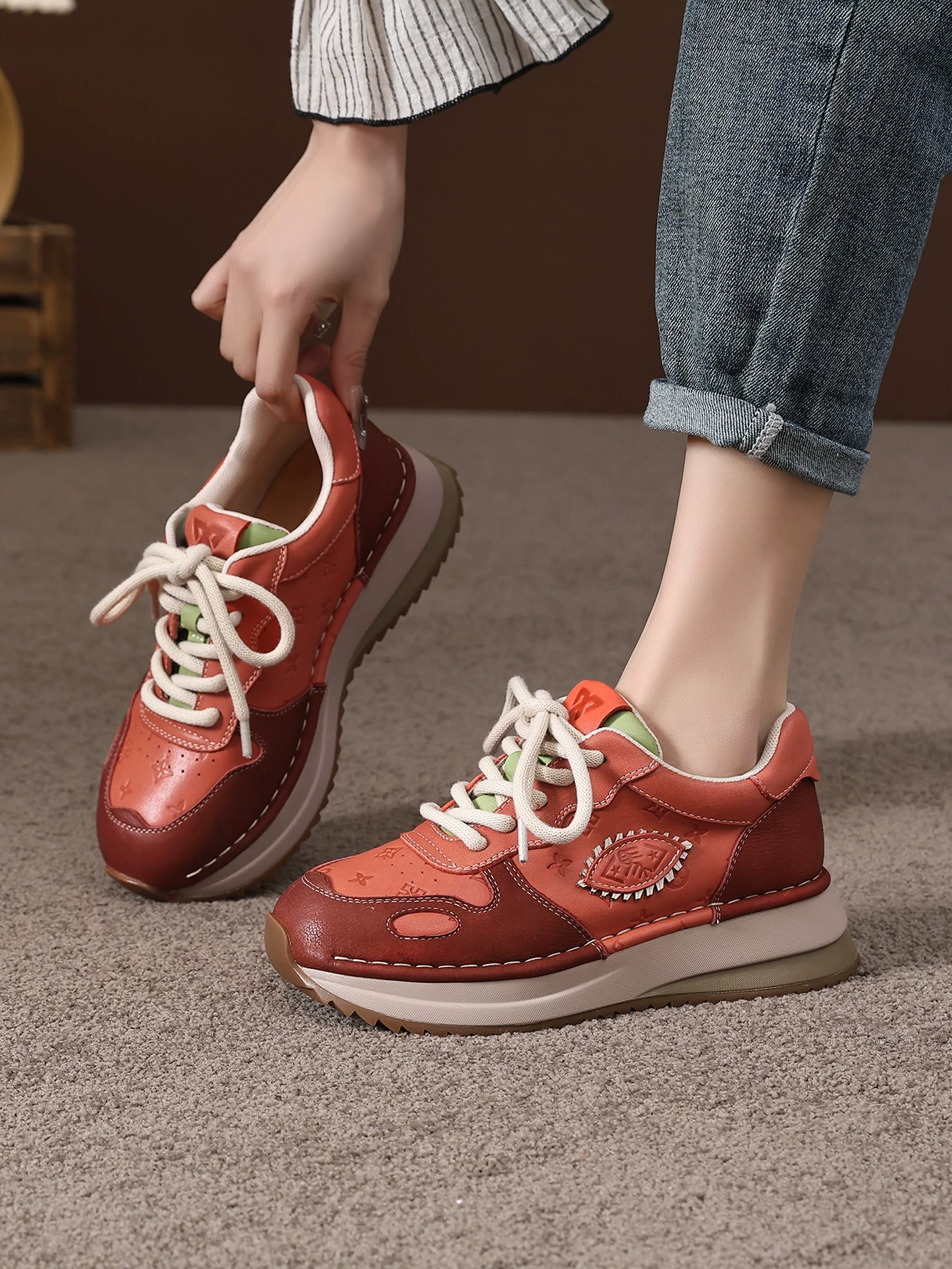 Giày bố da bò lớp đầu tiên màu đỏ retro dành cho nữ, giày Forrest Gump đế dày tăng chiều cao, giày thể thao thường ngày mới mùa xuân 2026.