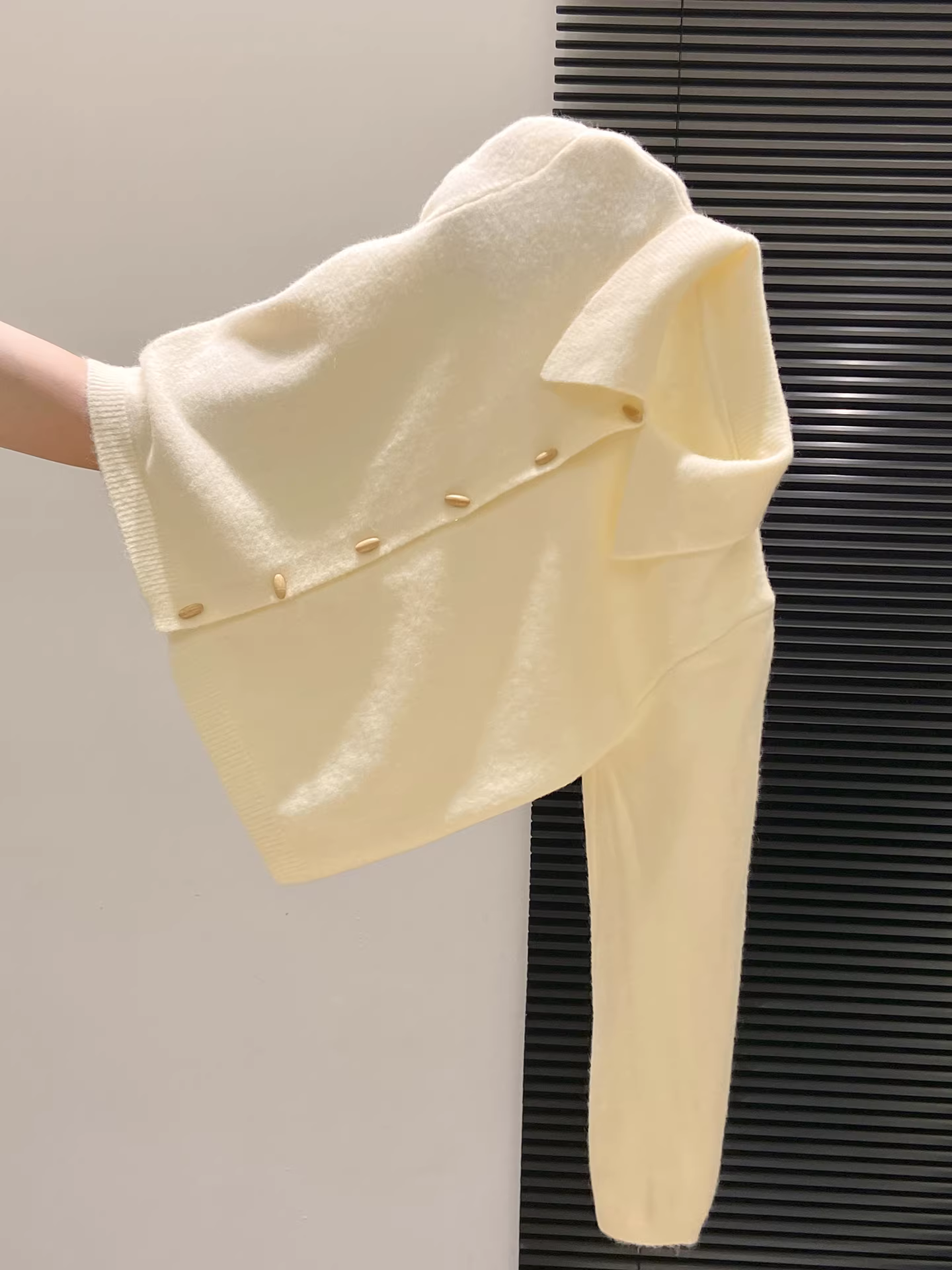 Áo len dệt kim cổ trụ màu vàng La Chapelle dành cho nữ, mẫu mới thu đông 2025, kiểu dáng thanh lịch, dáng ngắn.