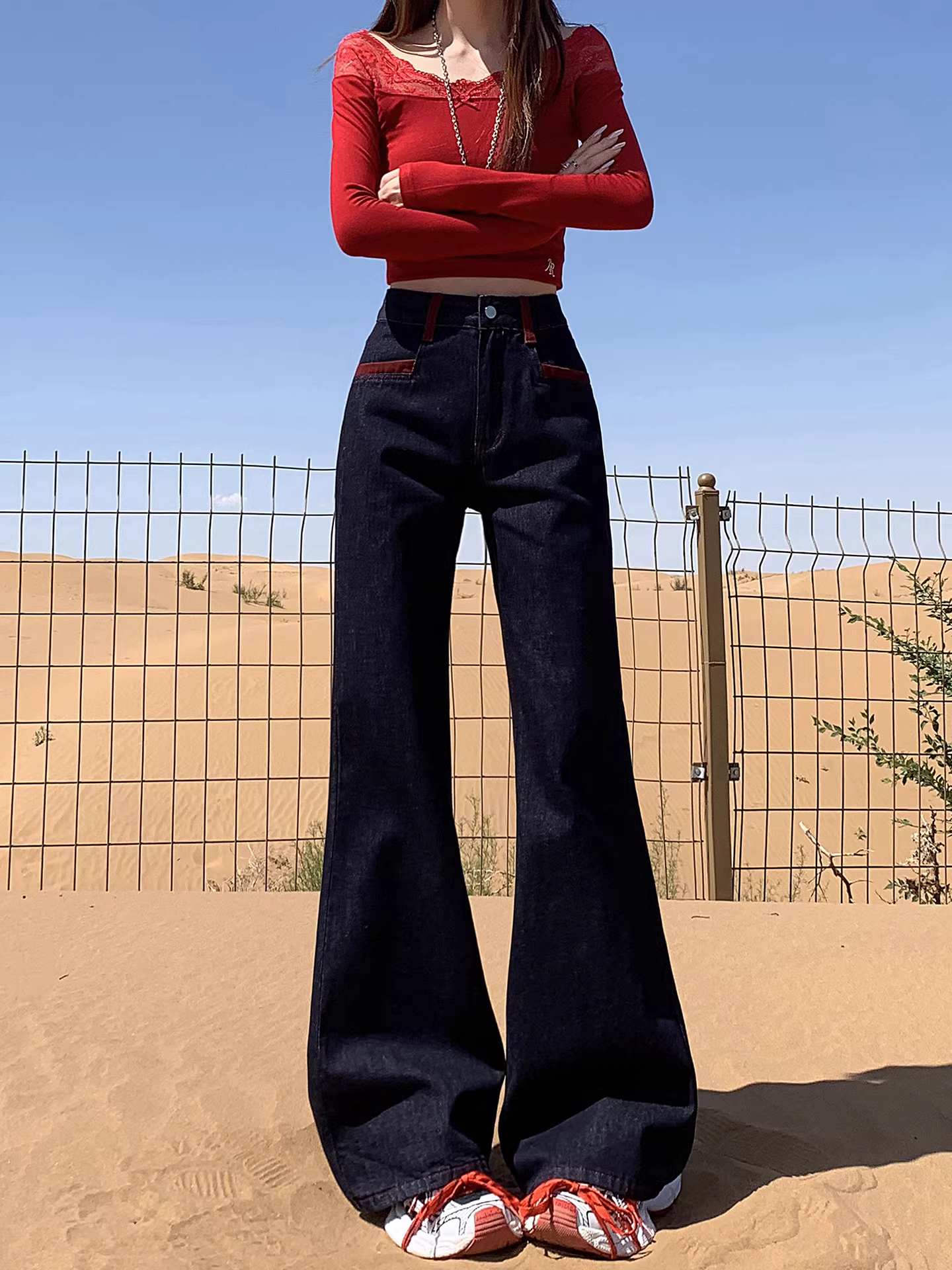 Quần jeans xanh đậm dáng loe La Chapelle dành cho nữ, mẫu mới thu đông 2025, cạp cao, ôm dáng, không bó sát.