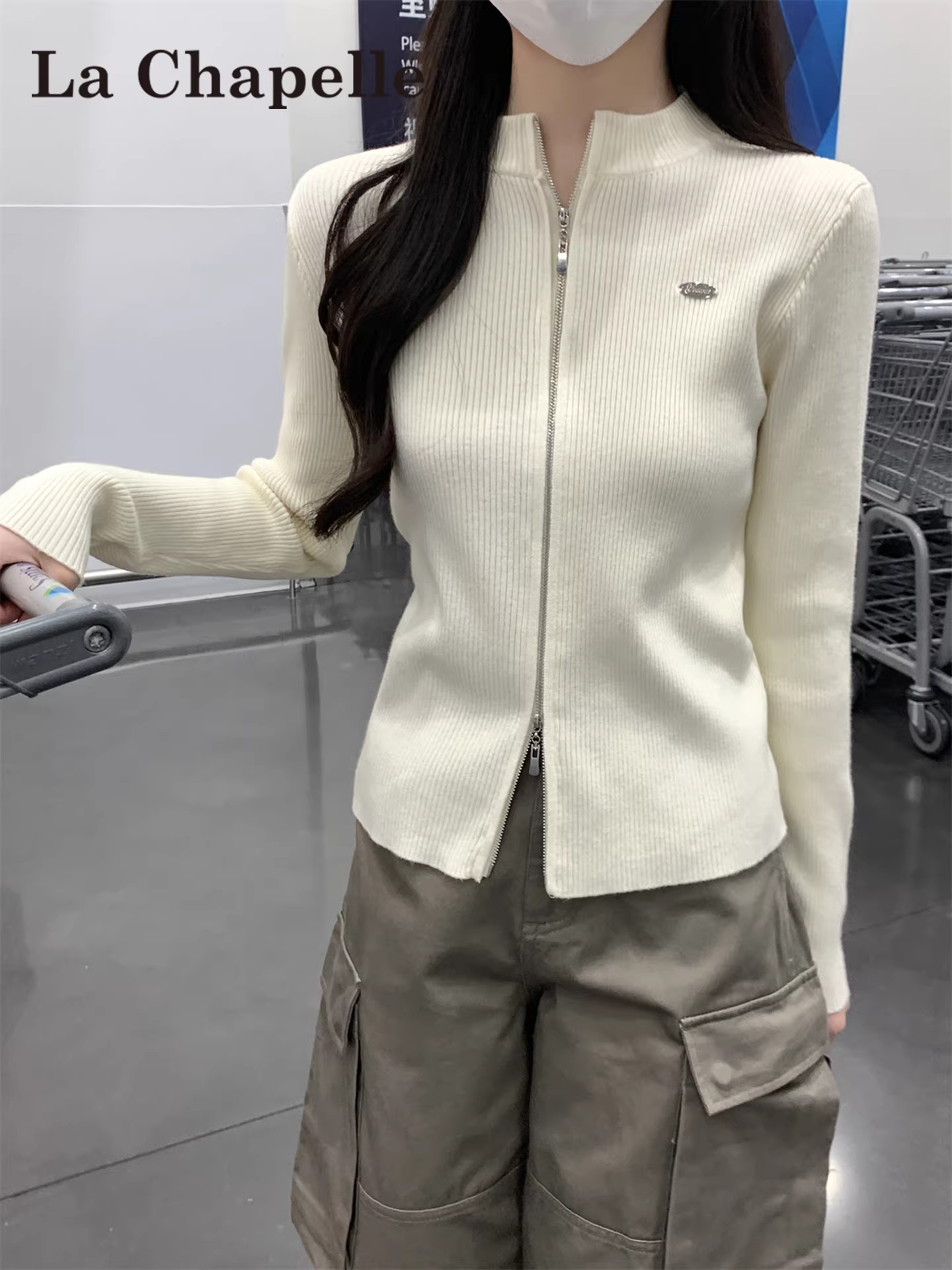 Áo cardigan dệt kim dài tay có khóa kéo màu trắng La Chapelle dành cho nữ, áo khoác ngoài dáng ôm mới mùa thu đông 2025.