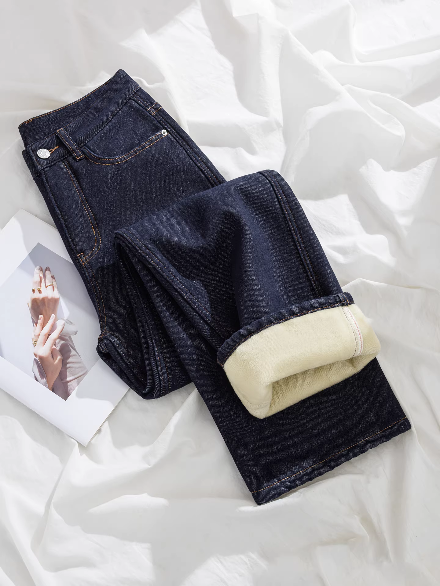 Quần jeans ống rộng dáng ôm màu xanh đậm La Chapelle lót lông cừu dành cho nữ, mùa thu đông 2025, kiểu dáng mới, cạp cao, ôm dáng.