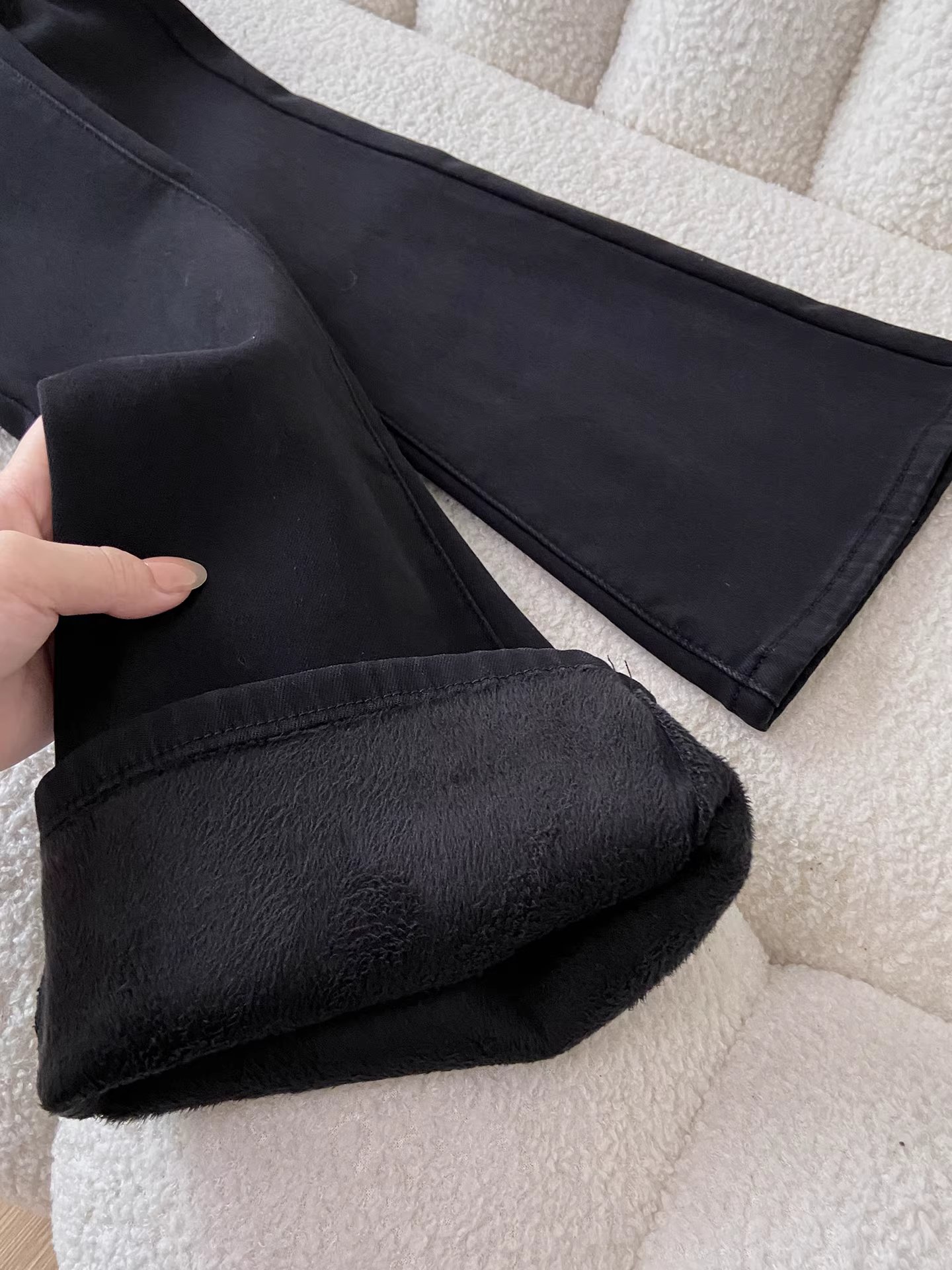 Quần jean đen La Chapelle dáng loe dành cho nữ, kiểu mới thu đông 2025, lót lông cừu và dày dặn, quần loe không bó sát.