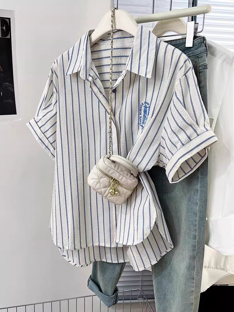Áo sơ mi ngắn tay thêu sọc xanh La Chapelle dành cho nữ mùa hè 2025 kiểu dáng rộng, vai thường