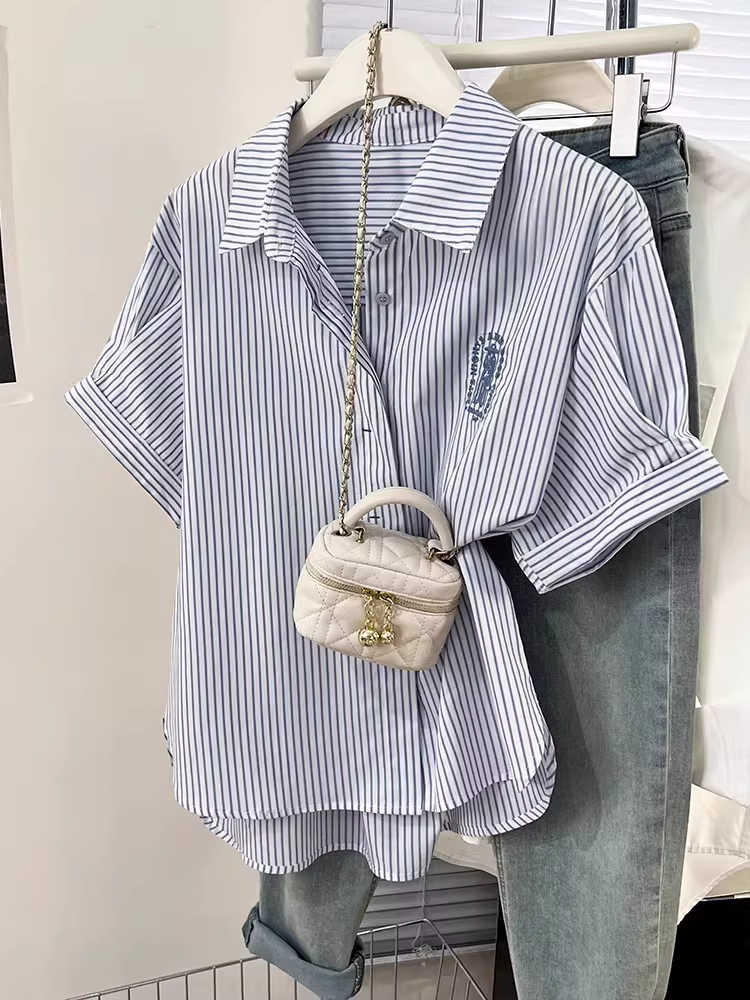 Áo sơ mi ngắn tay thêu sọc xanh La Chapelle dành cho nữ mùa hè 2025 kiểu dáng rộng, vai thường
