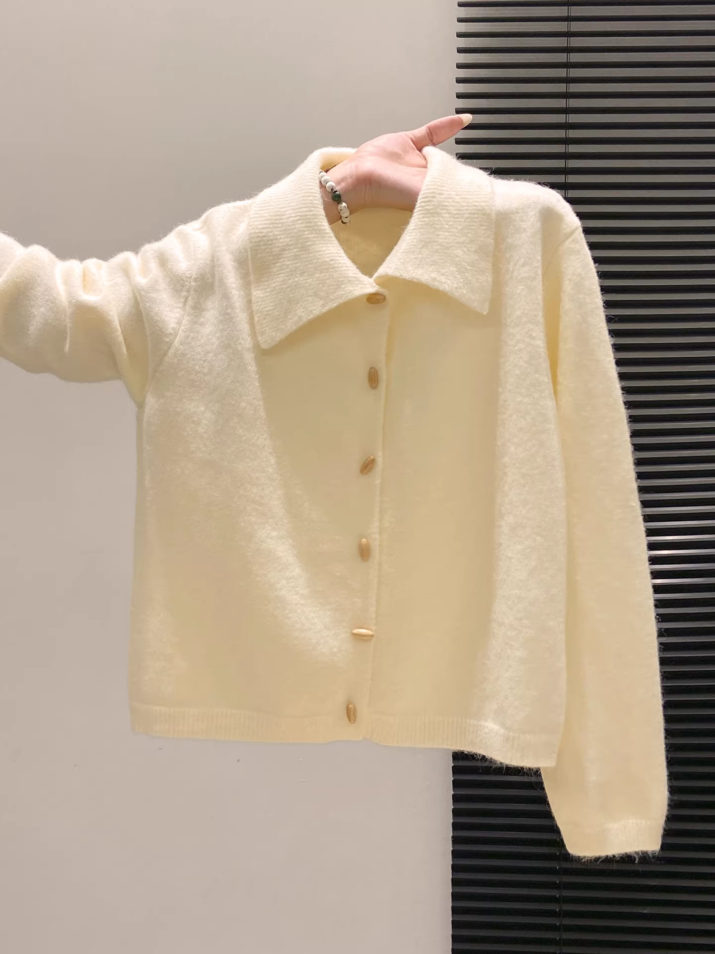 Áo len dệt kim cổ trụ màu vàng La Chapelle dành cho nữ, mẫu mới thu đông 2025, kiểu dáng thanh lịch, dáng ngắn.